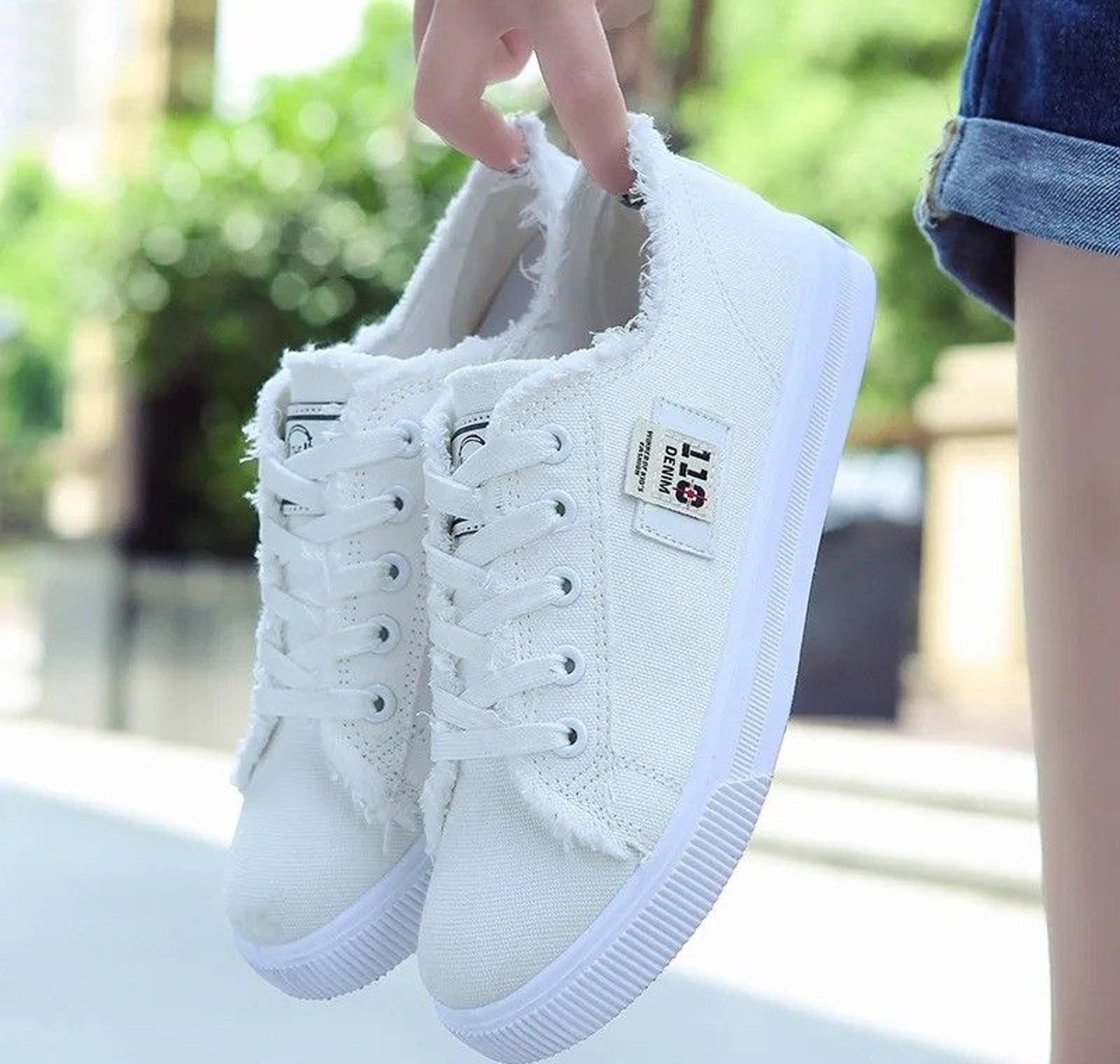 Womens Classic Canvas Comfort Sneakers 1