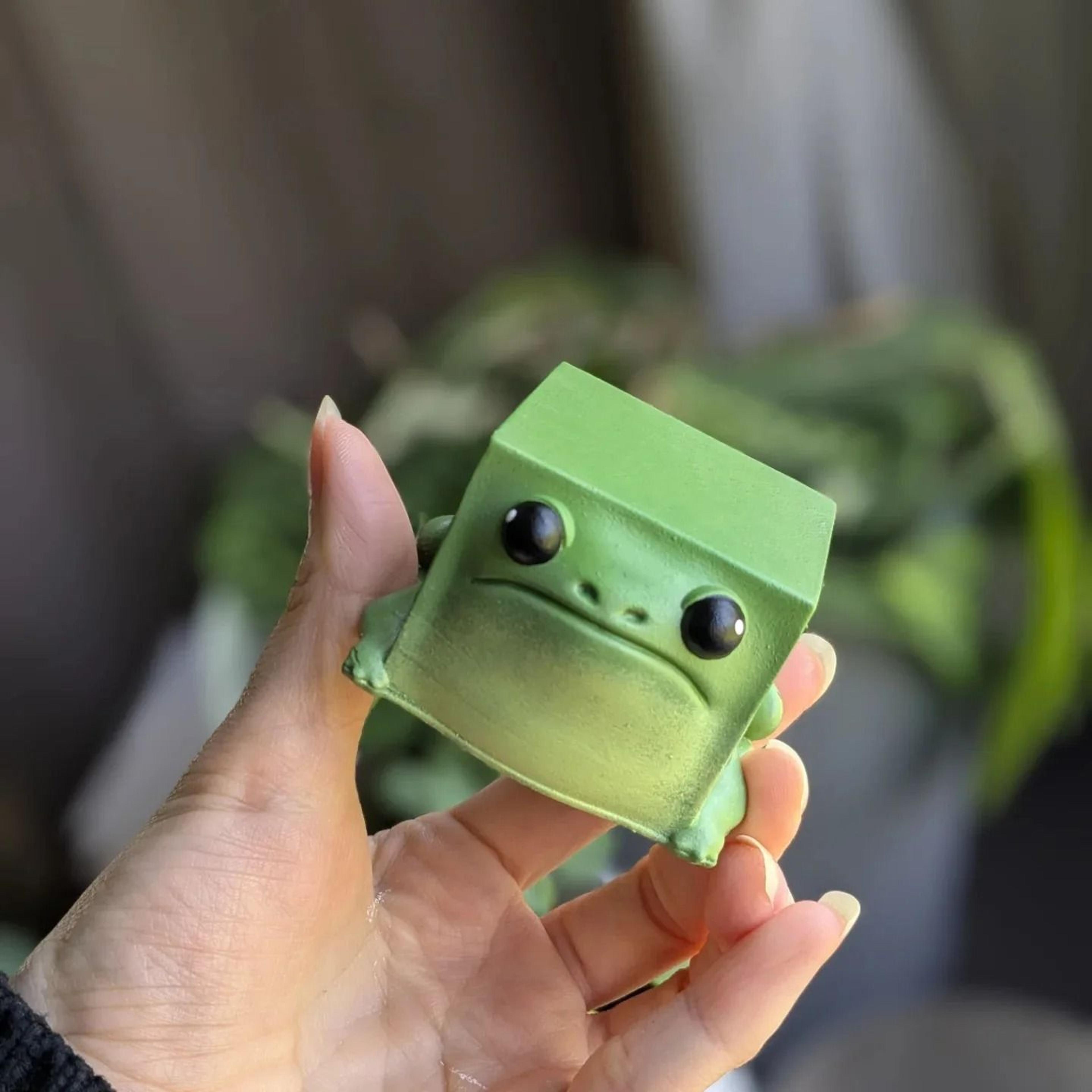 UglyCute Frog Resin Figurine  Funny Animal Sculpture For Home And Garden Decor 2
