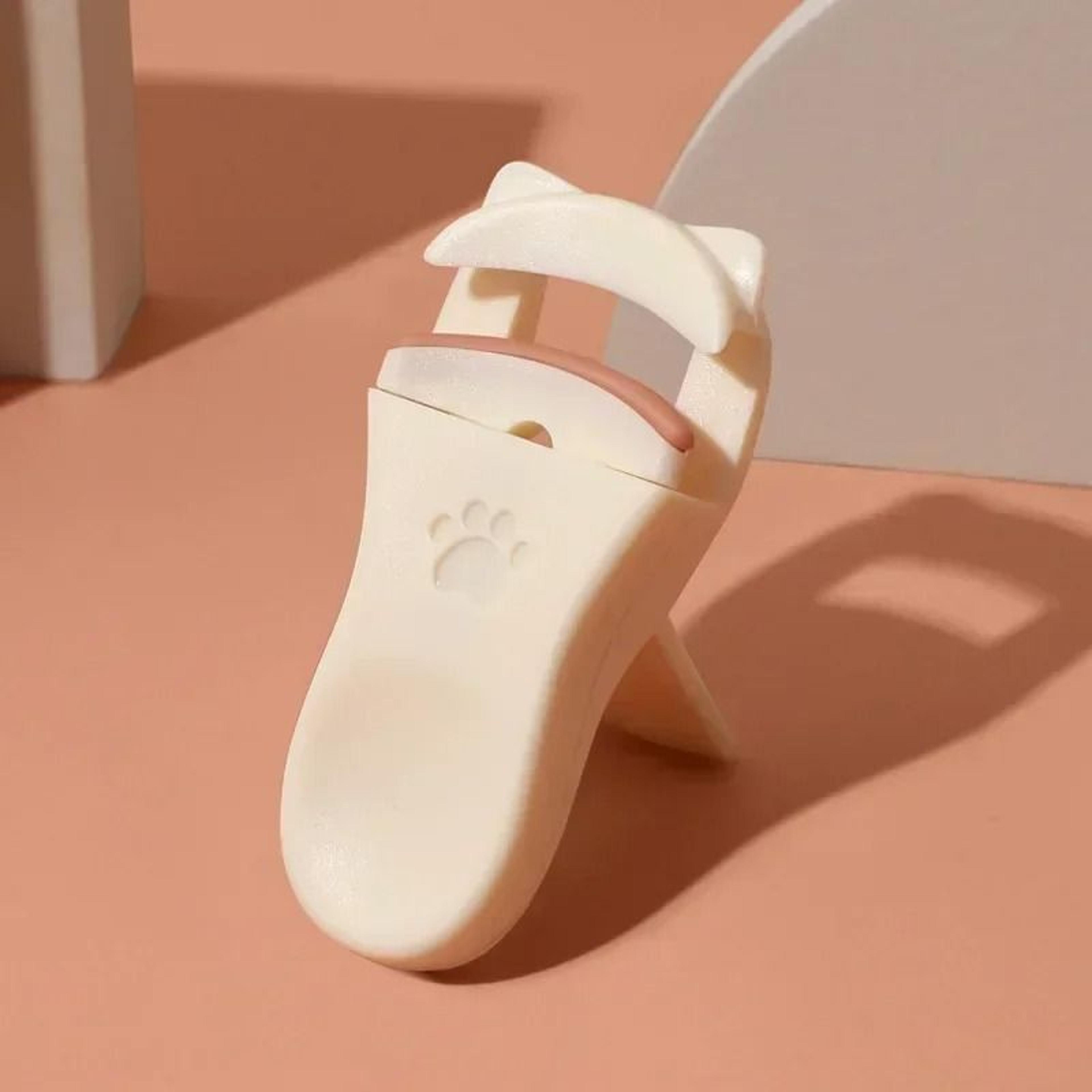 Cute Cat Paw Design Portable Eyelash Curler With Soft Silicone Refill Pads 6