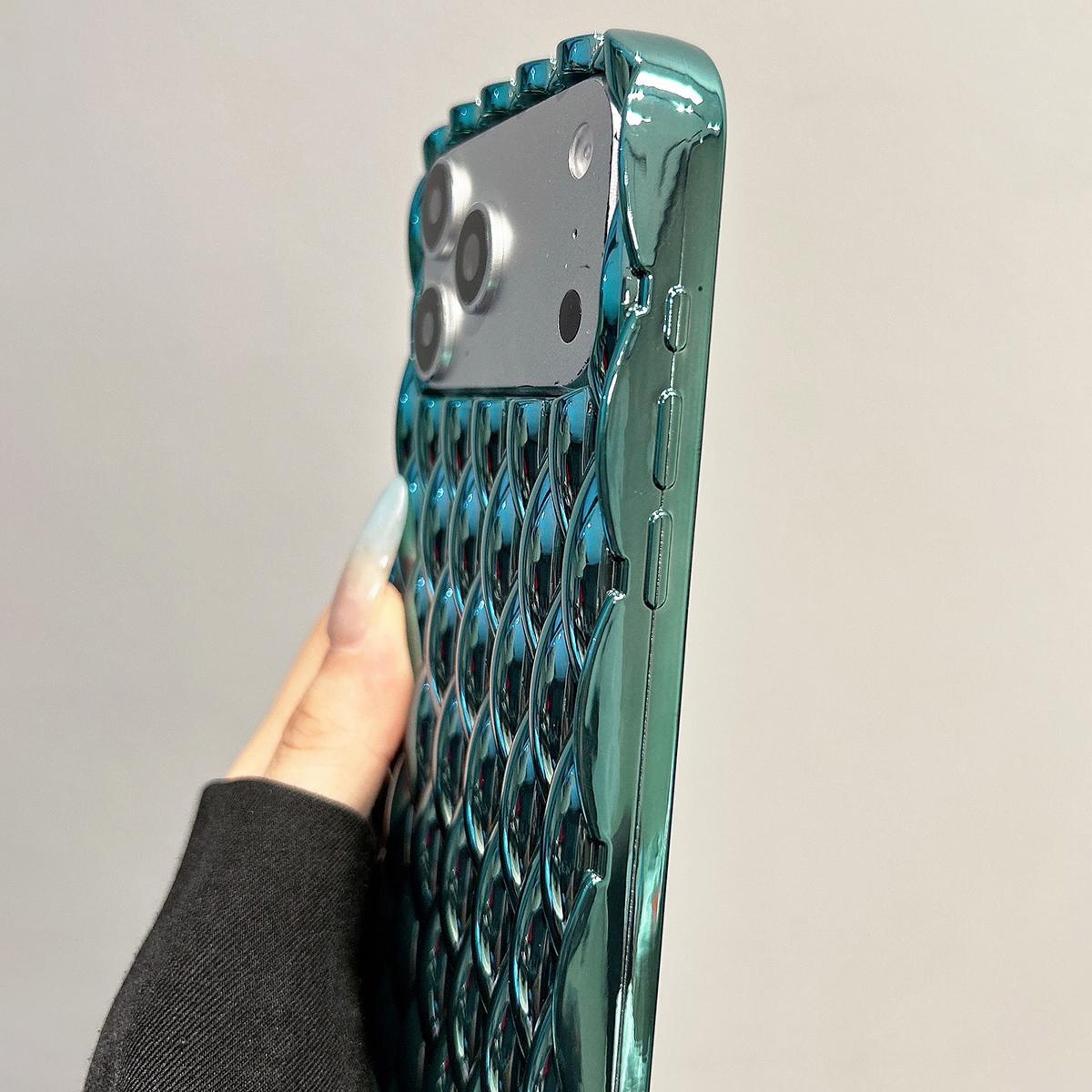 IPhone 18 Pro Max Heat Dissipation TPU Case With Electroplated Hollow Twisted Design 2