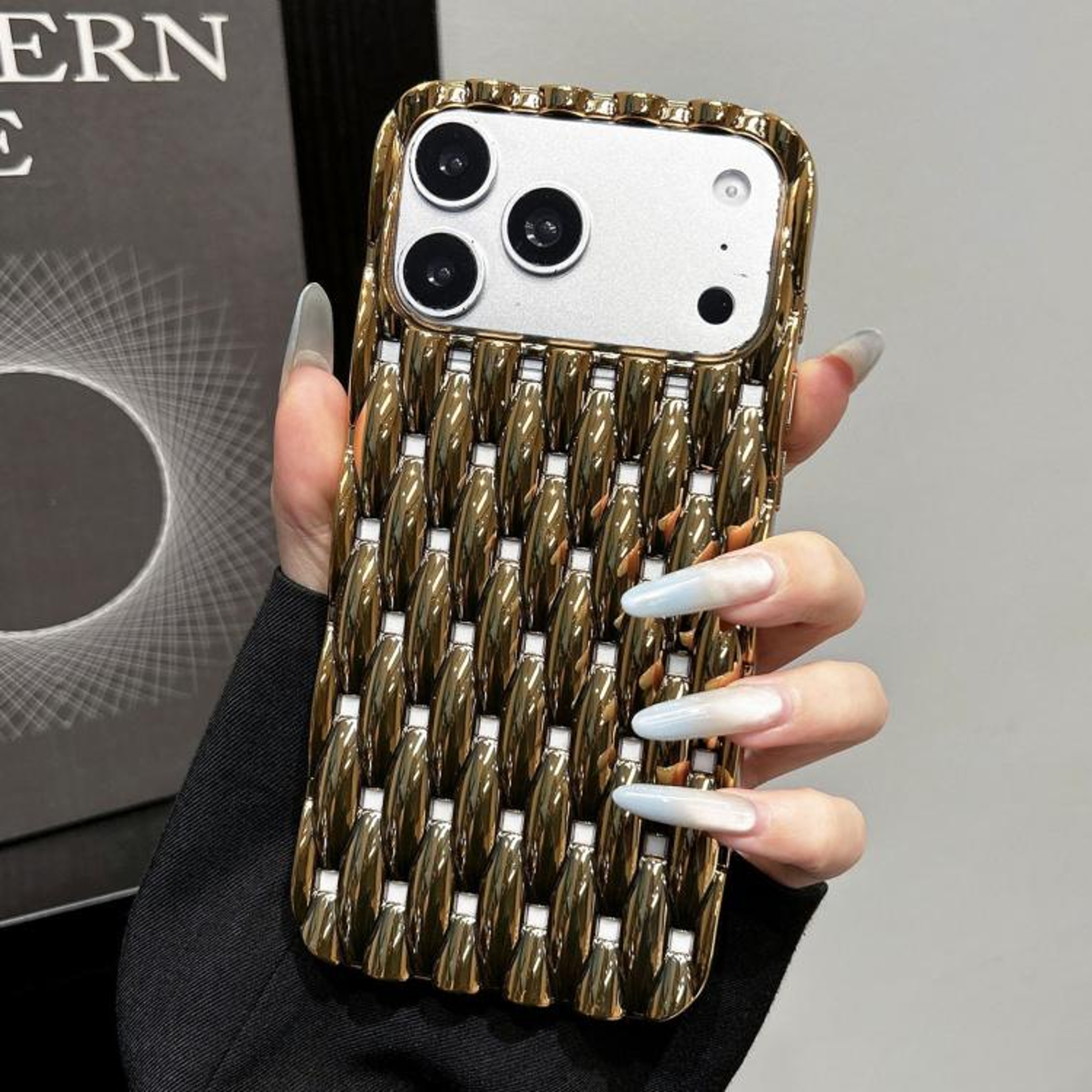 IPhone 18 Pro Max Heat Dissipation TPU Case With Electroplated Hollow Twisted Design 9