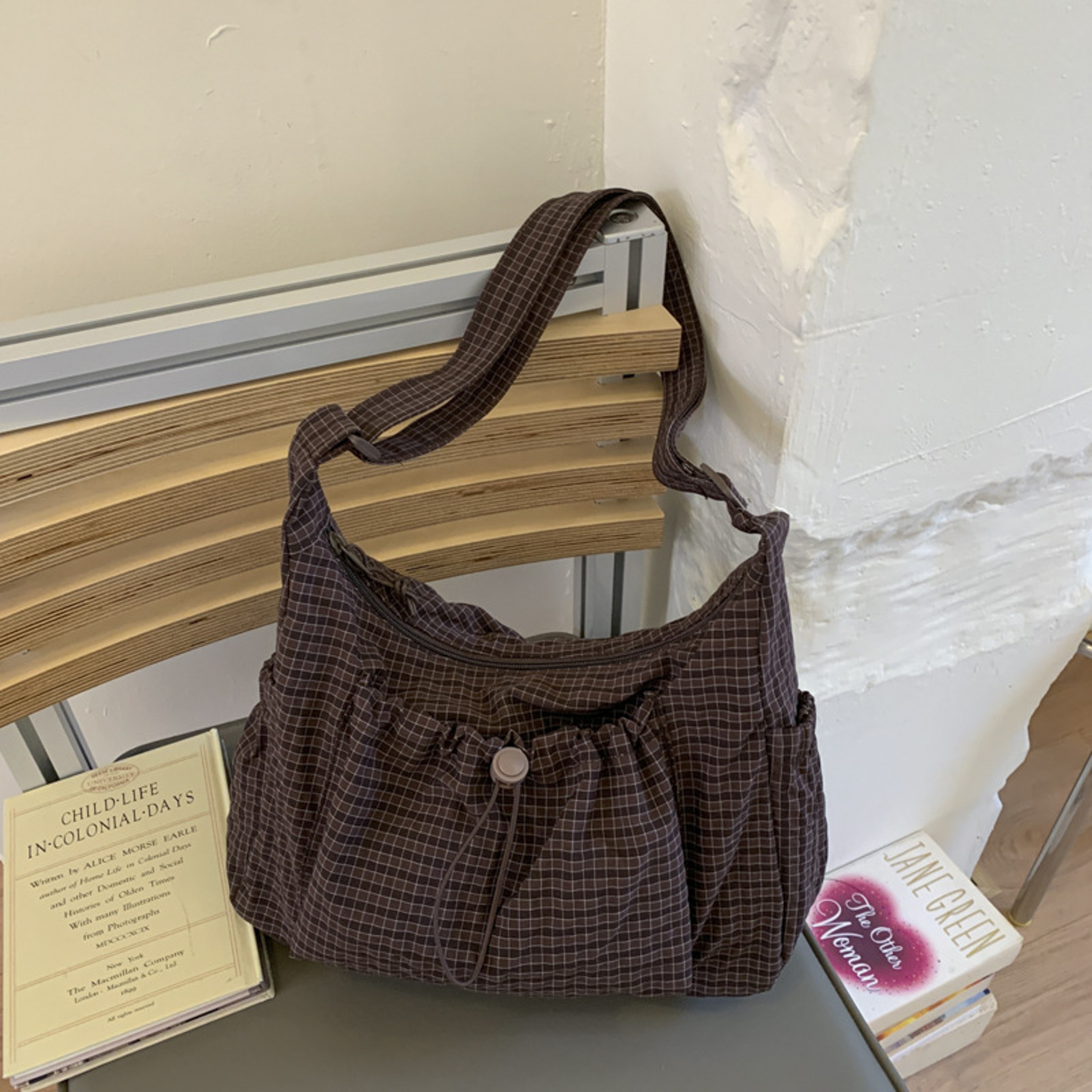 Plisse Cloud Tote and nylon shoulder bag for Everyday Commuters – view 7