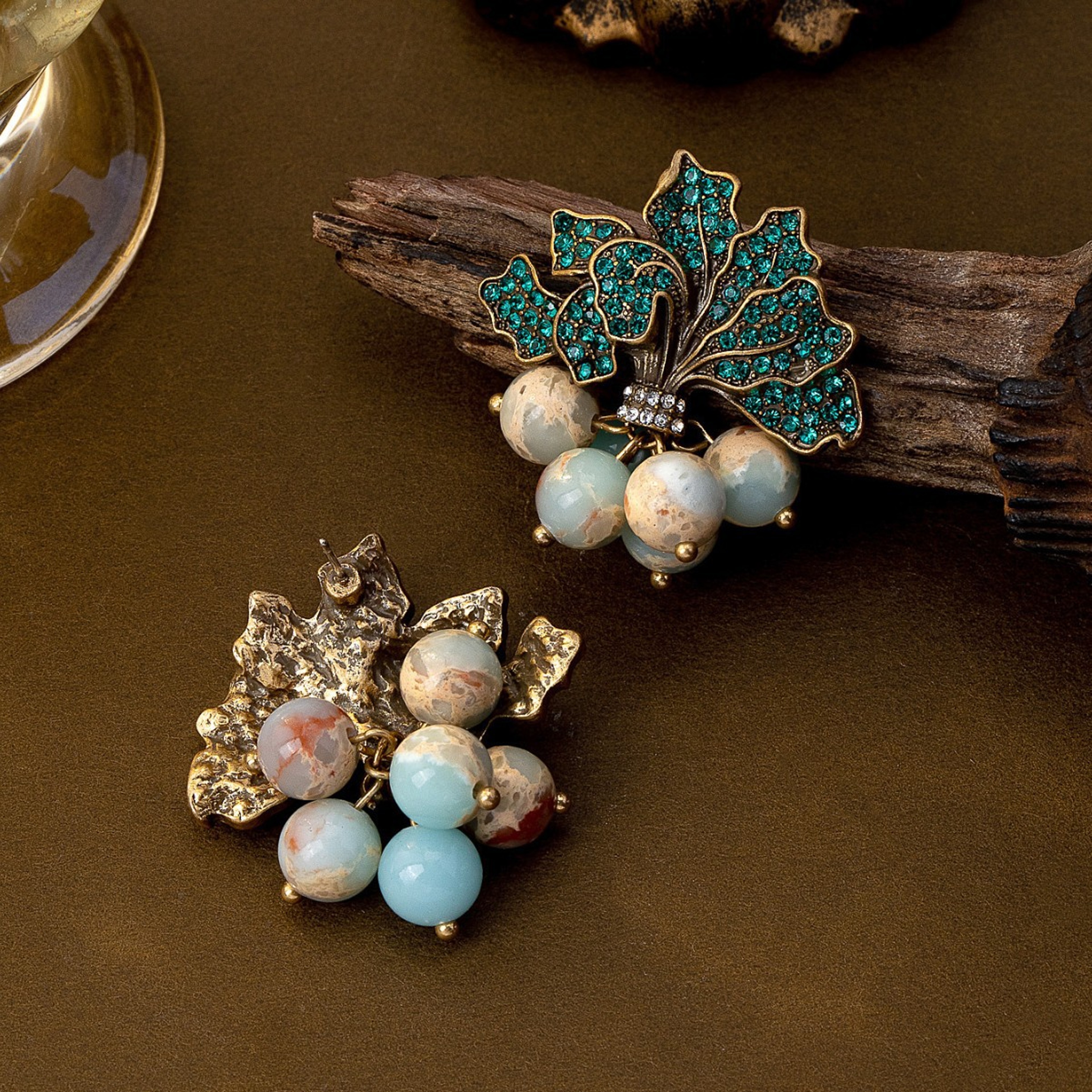 Vintage Blue Radish Rhinestone Court Stud Earrings – view 4