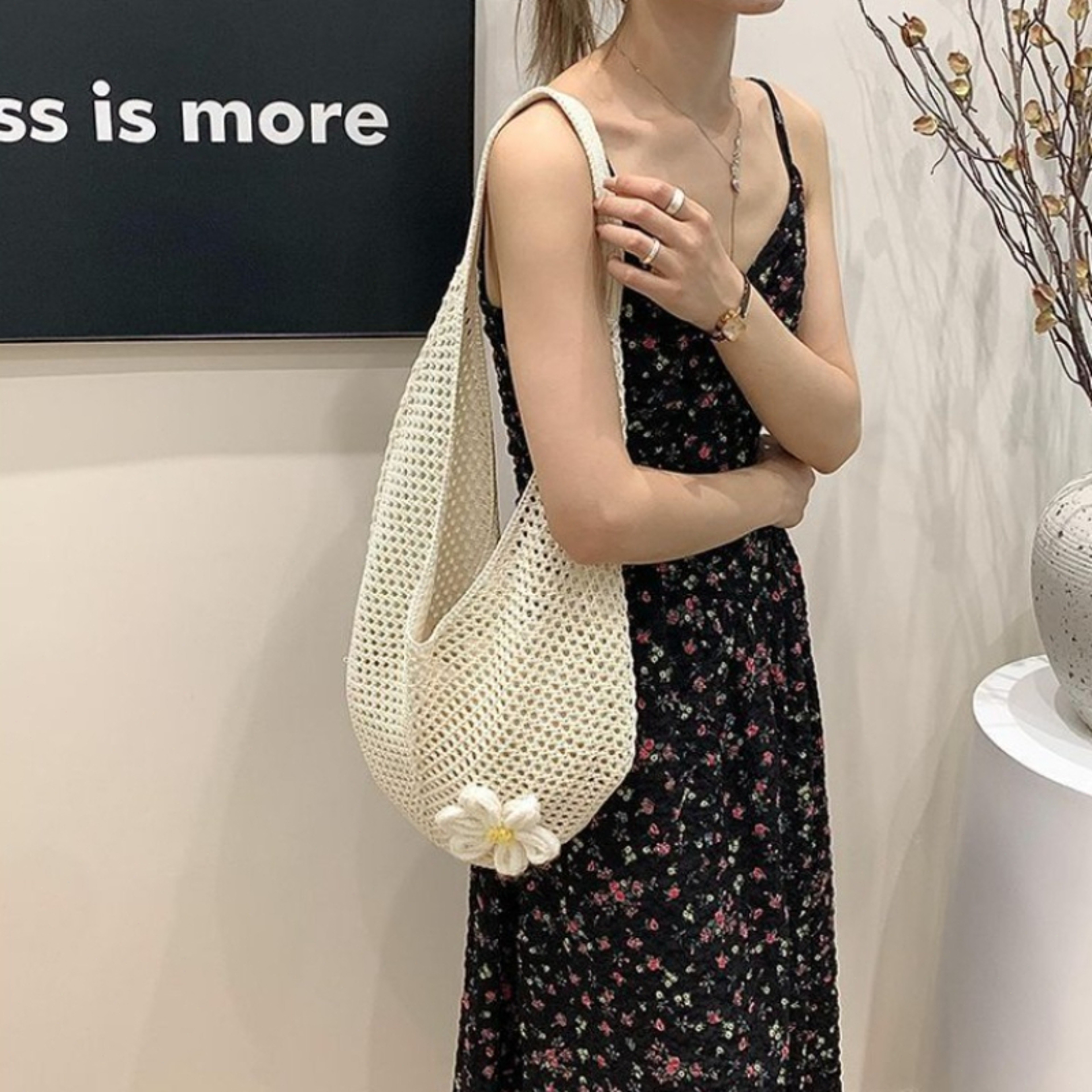 Woven straw tote bag for women, large capacity beach bag and summer shoulder bag – view 4