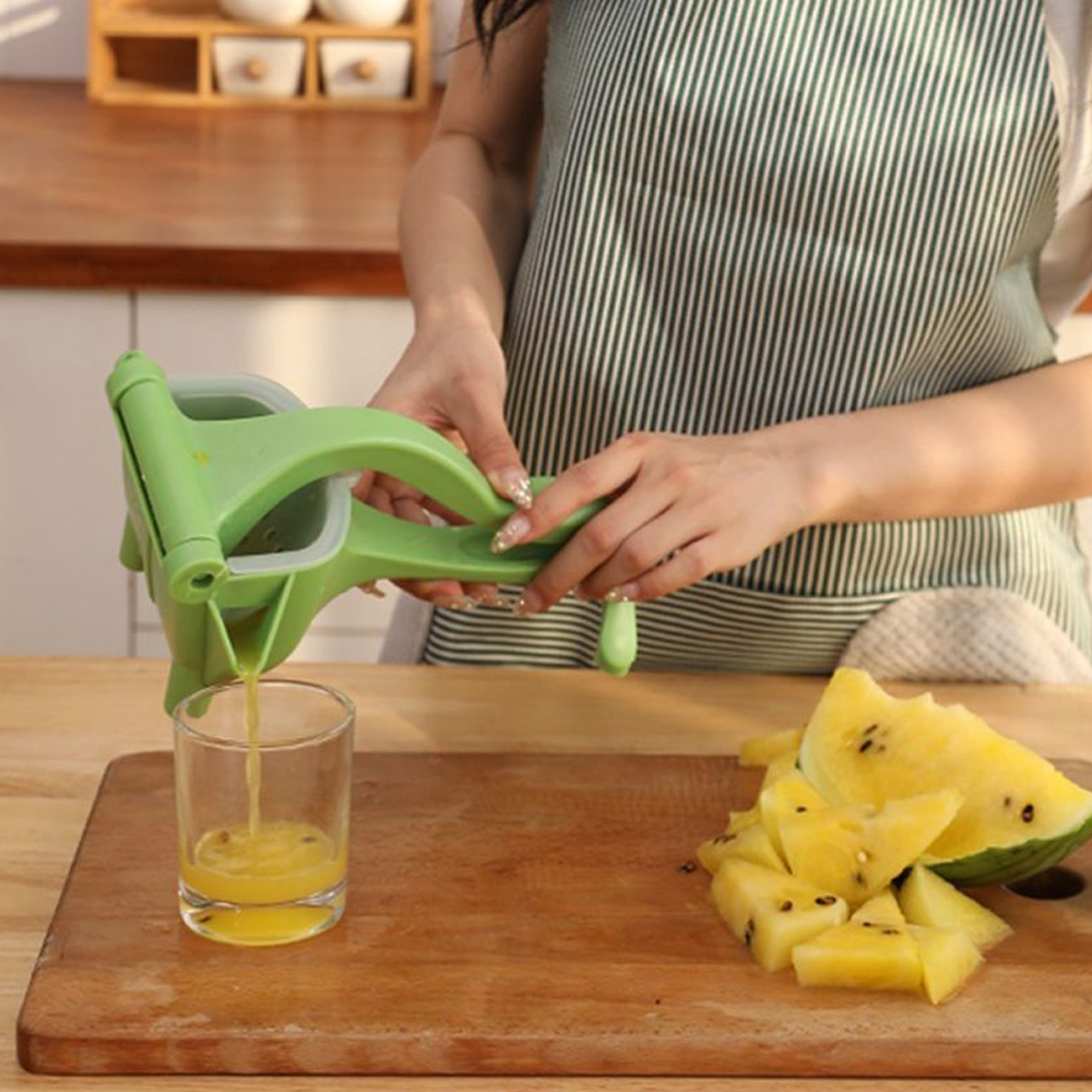 handsqueezerjuicer3.png