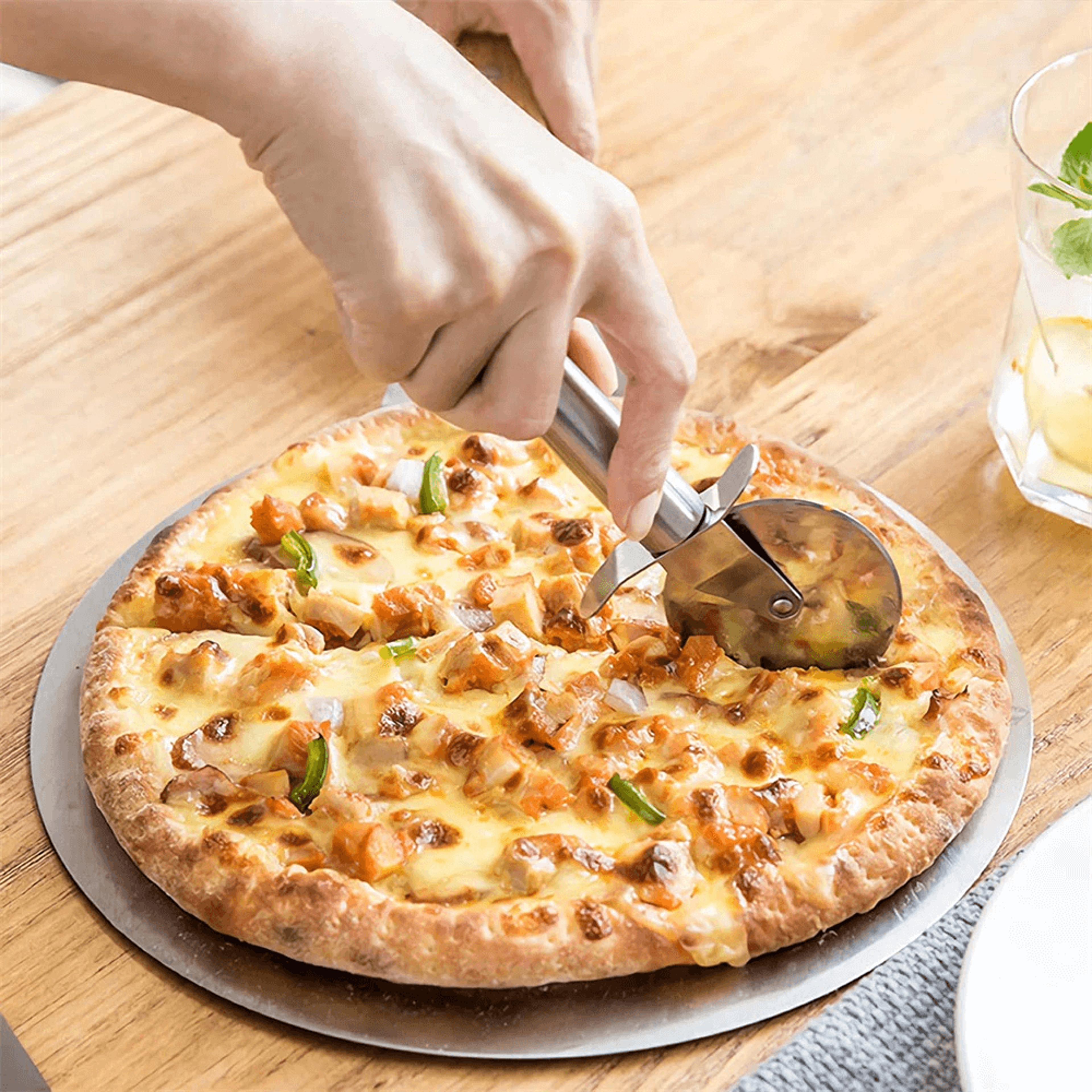 stainlesssteelpizzaroller1.png