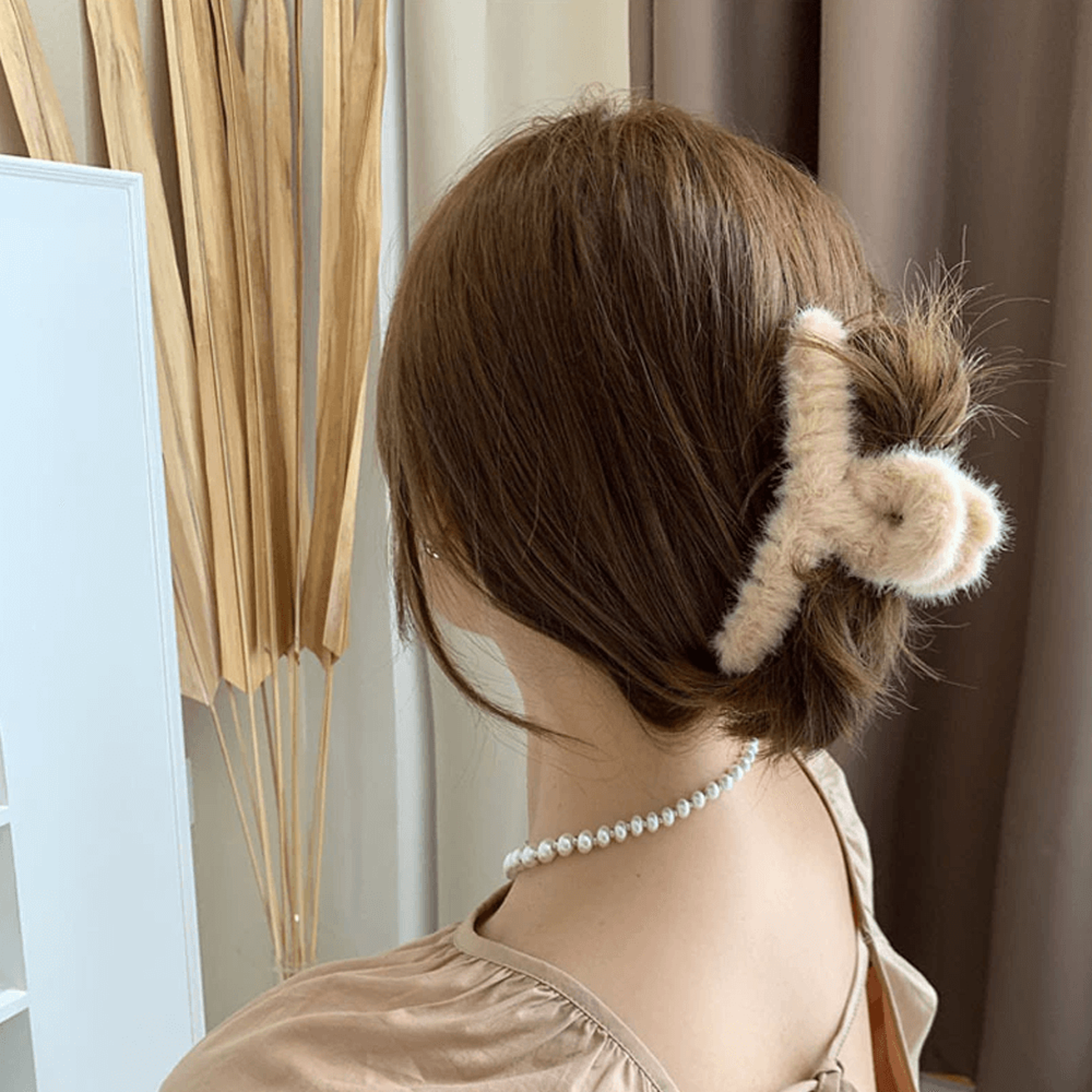elegantfauxfurplushhairclawbeige.png
