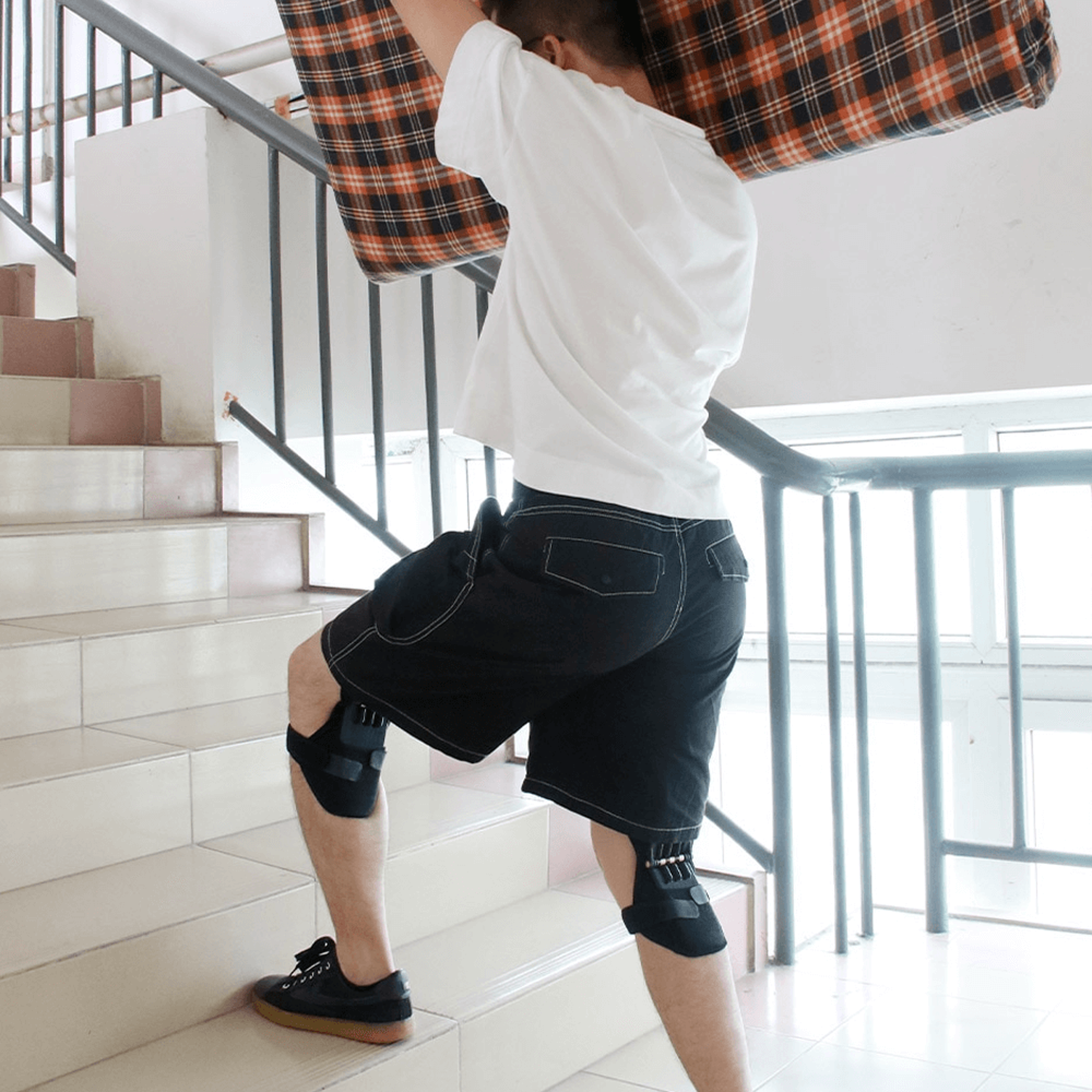 Springloaded knee braces for lifting and exercise