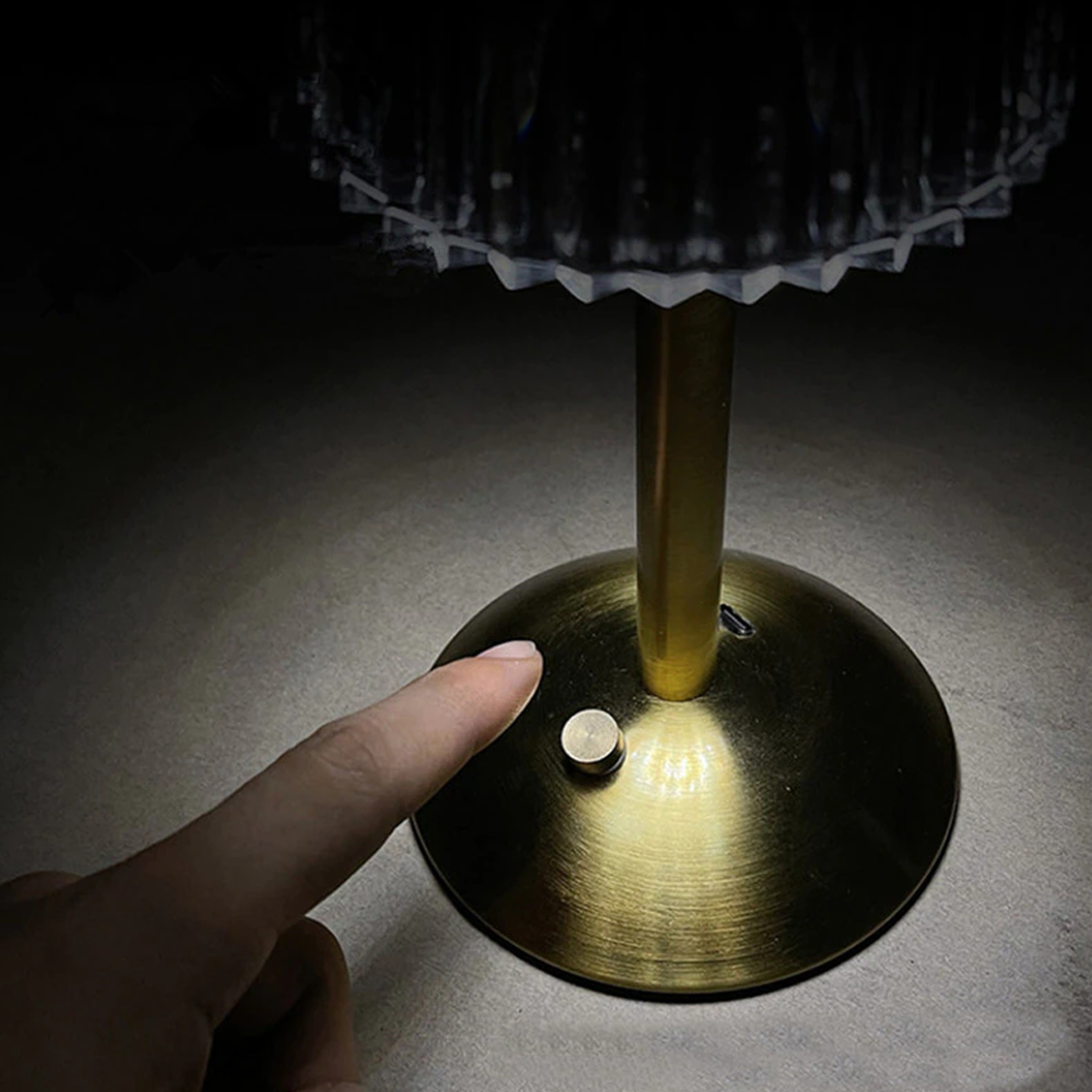 ledcurvedshadedecorativerechargeablebarandtablelamp5.png