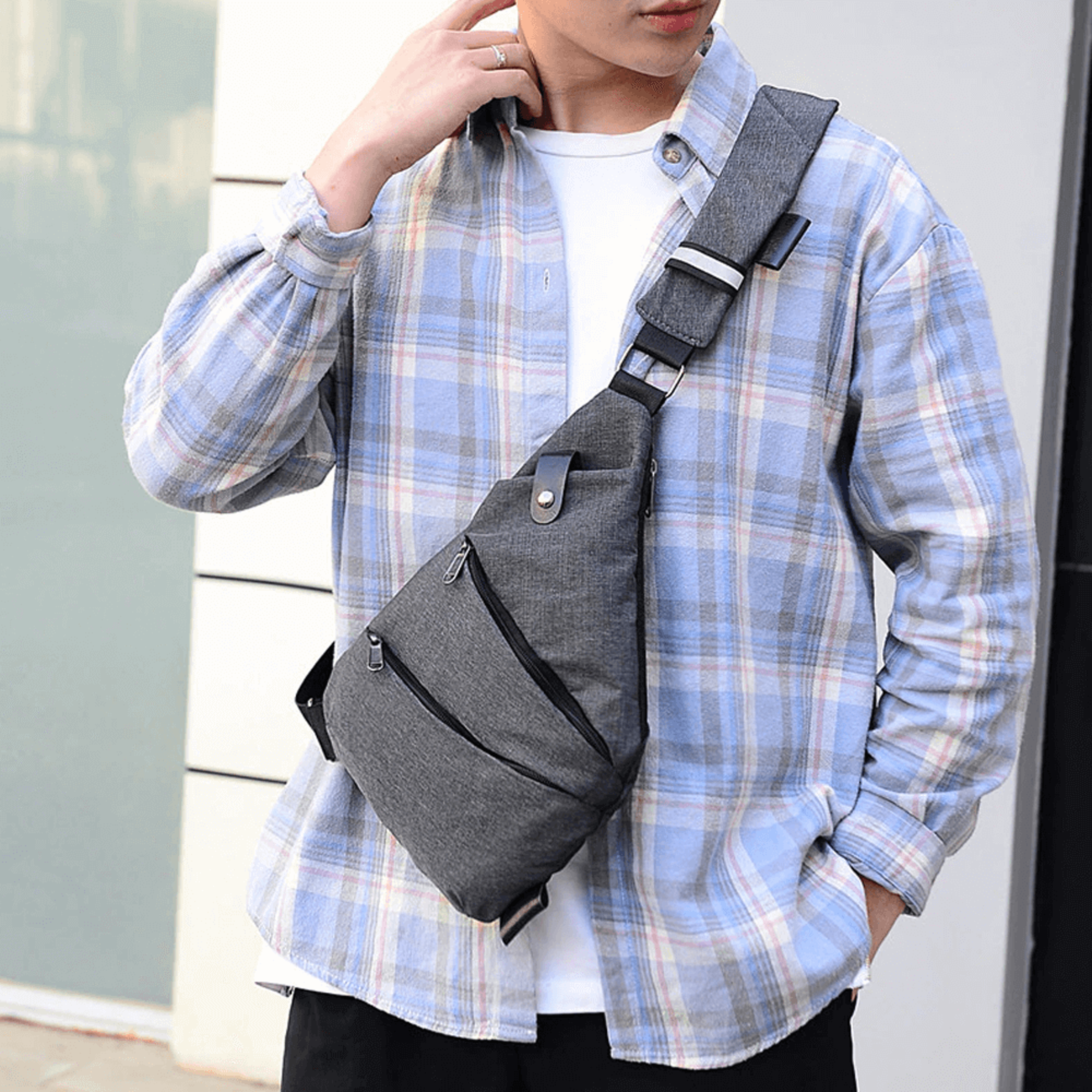 Multipocket waterproof shoulder bag for daily use