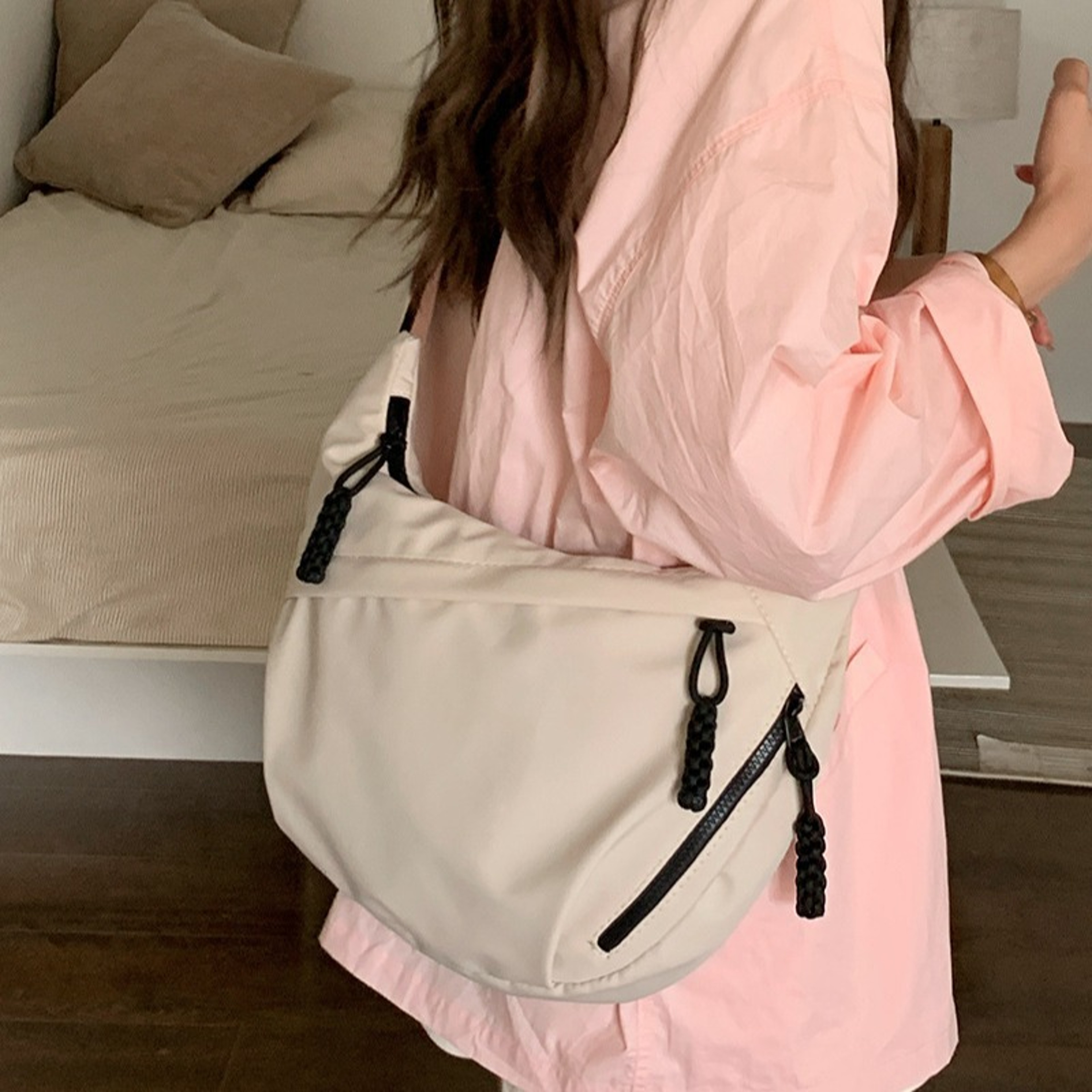 Large Capacity Nylon Crossbody Bag Lightweight Casual Sports Shoulder Bag for Commuting and Everyday Use – view 1