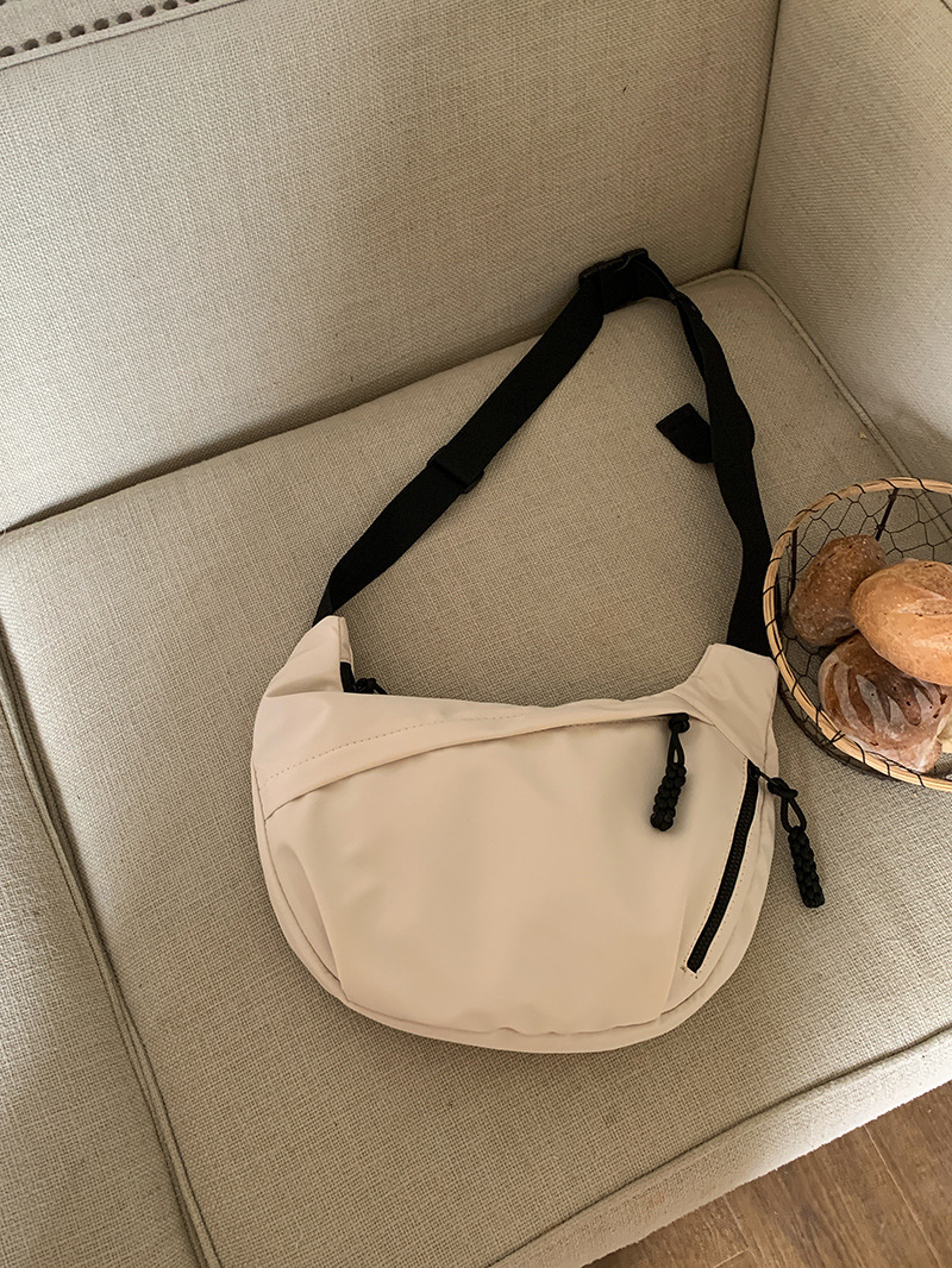 Large Capacity Nylon Crossbody Bag Lightweight Casual Sports Shoulder Bag for Commuting and Everyday Use – view 9