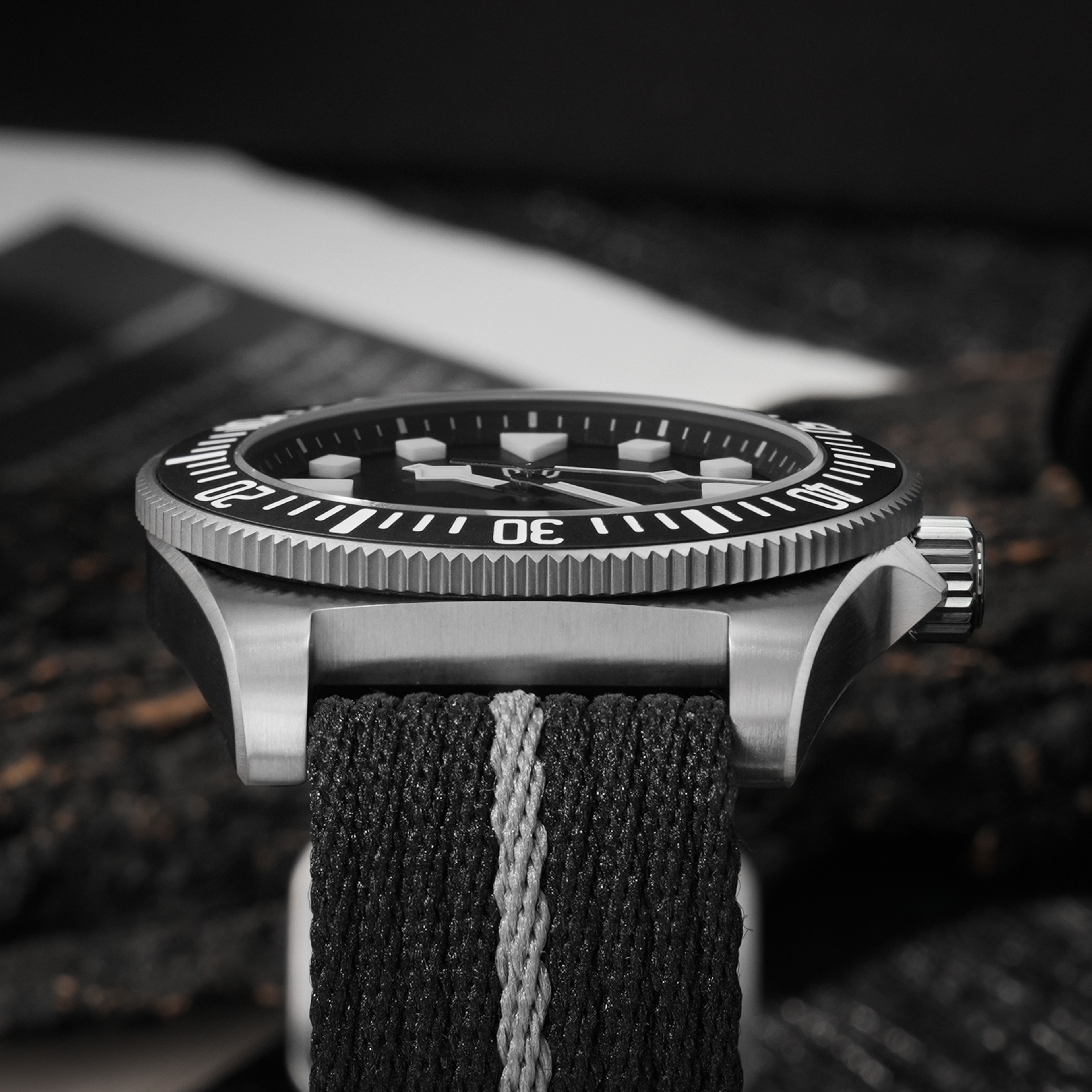 Titanium Sweep Quartz Sapphire Ceramic Bezel Dive Watch With Lume 3