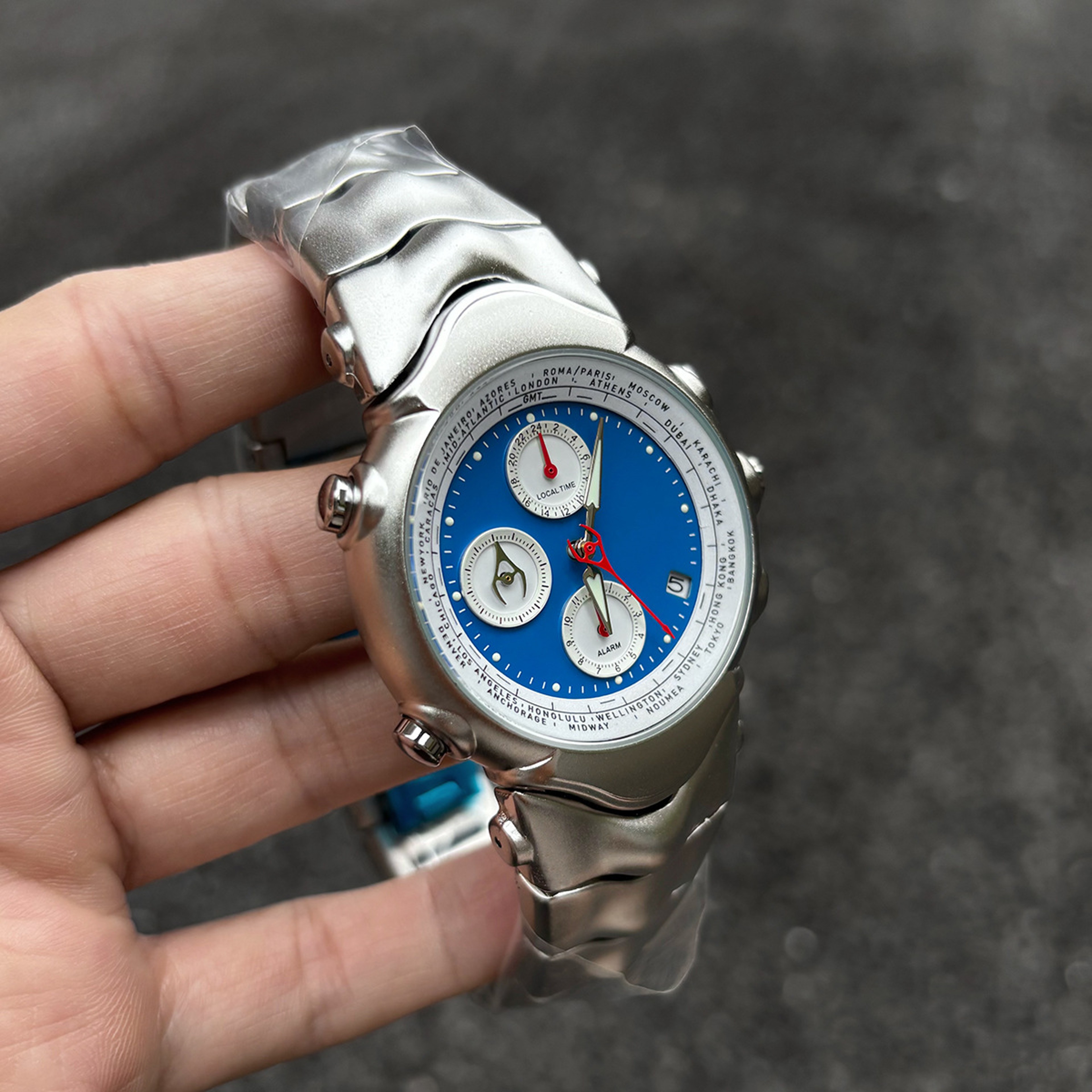 Alien Dial Six Hand Quartz Watch For Men Unique Steel Fashion Wristwatch 2