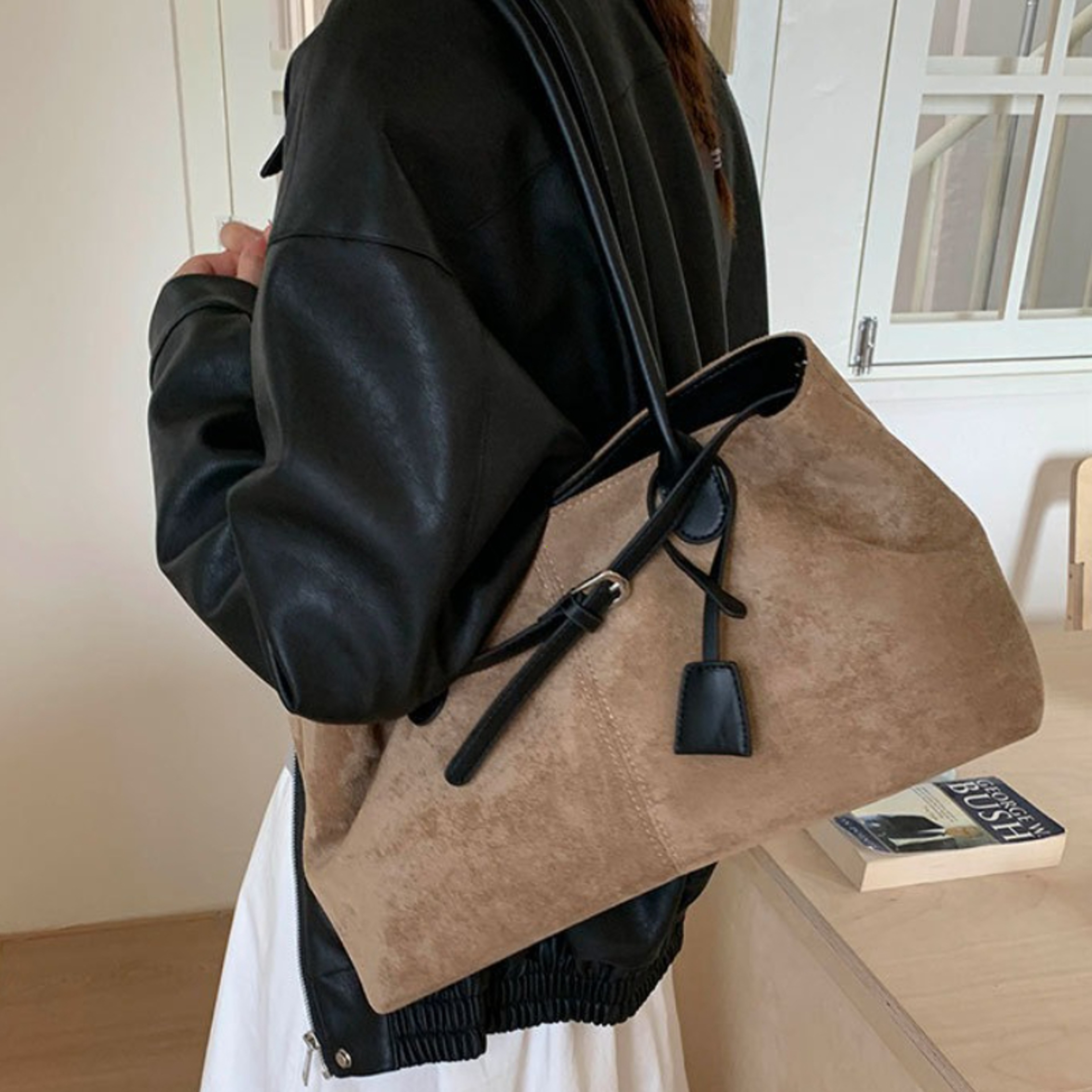 PU Leather Shoulder Bag with Polyester Lining and Casual Tote Design – view 4