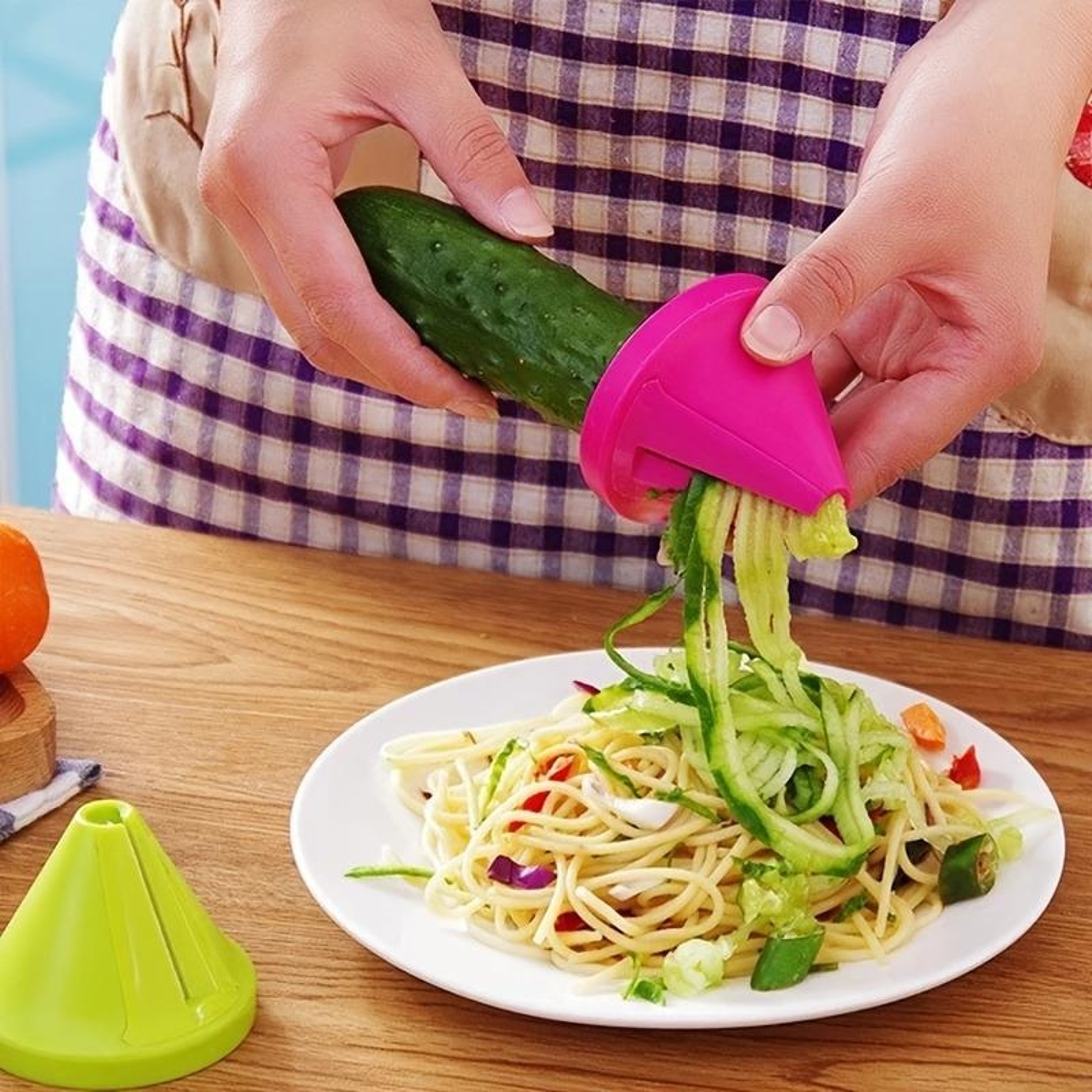 FreshTwist Rotary Vegetable Slicer  Spiral Peeler For Fruits Potatoes And Salads 1