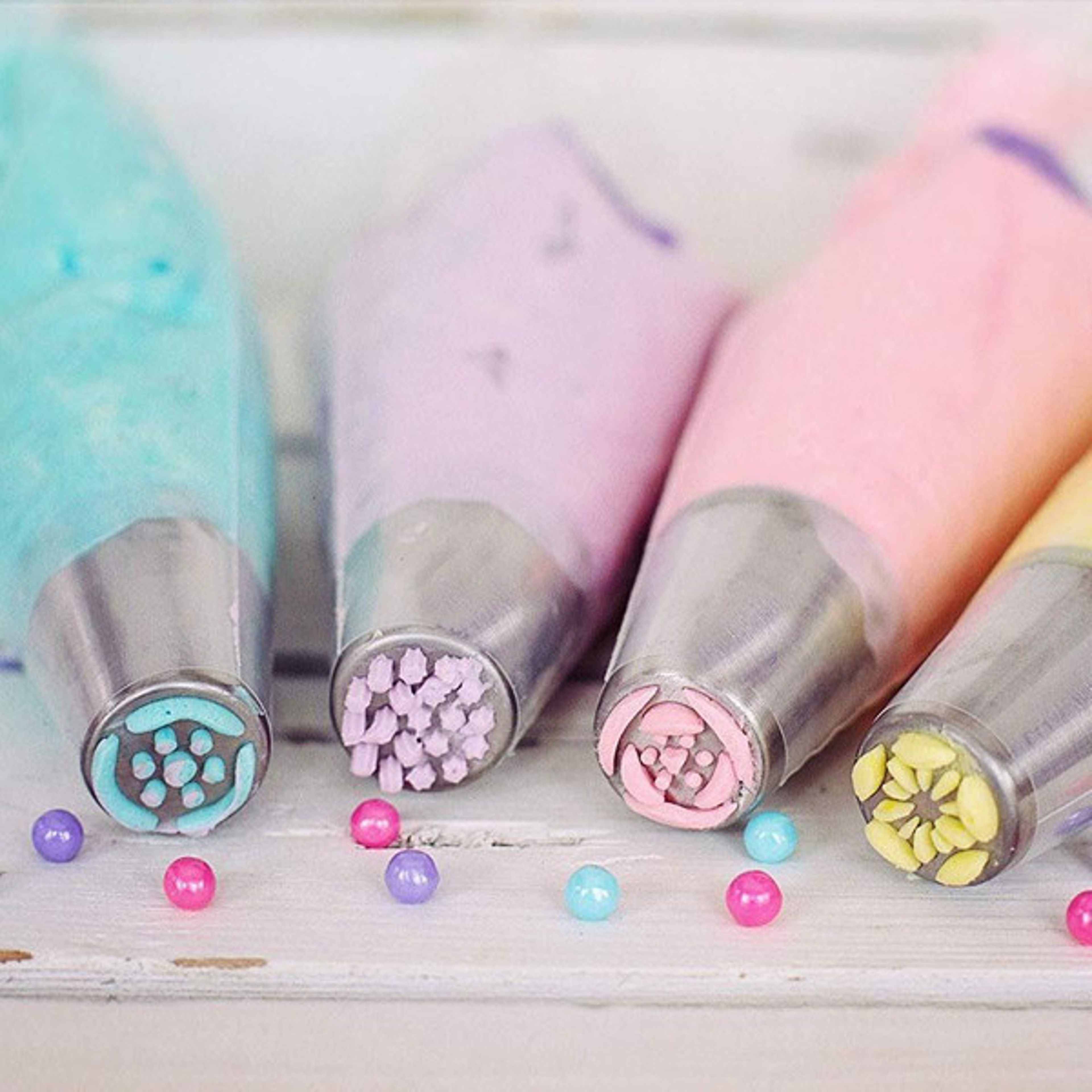 Russian Tulip Icing Nozzle Set with 12 stainless steel tulip piping tips and silicone pastry bag