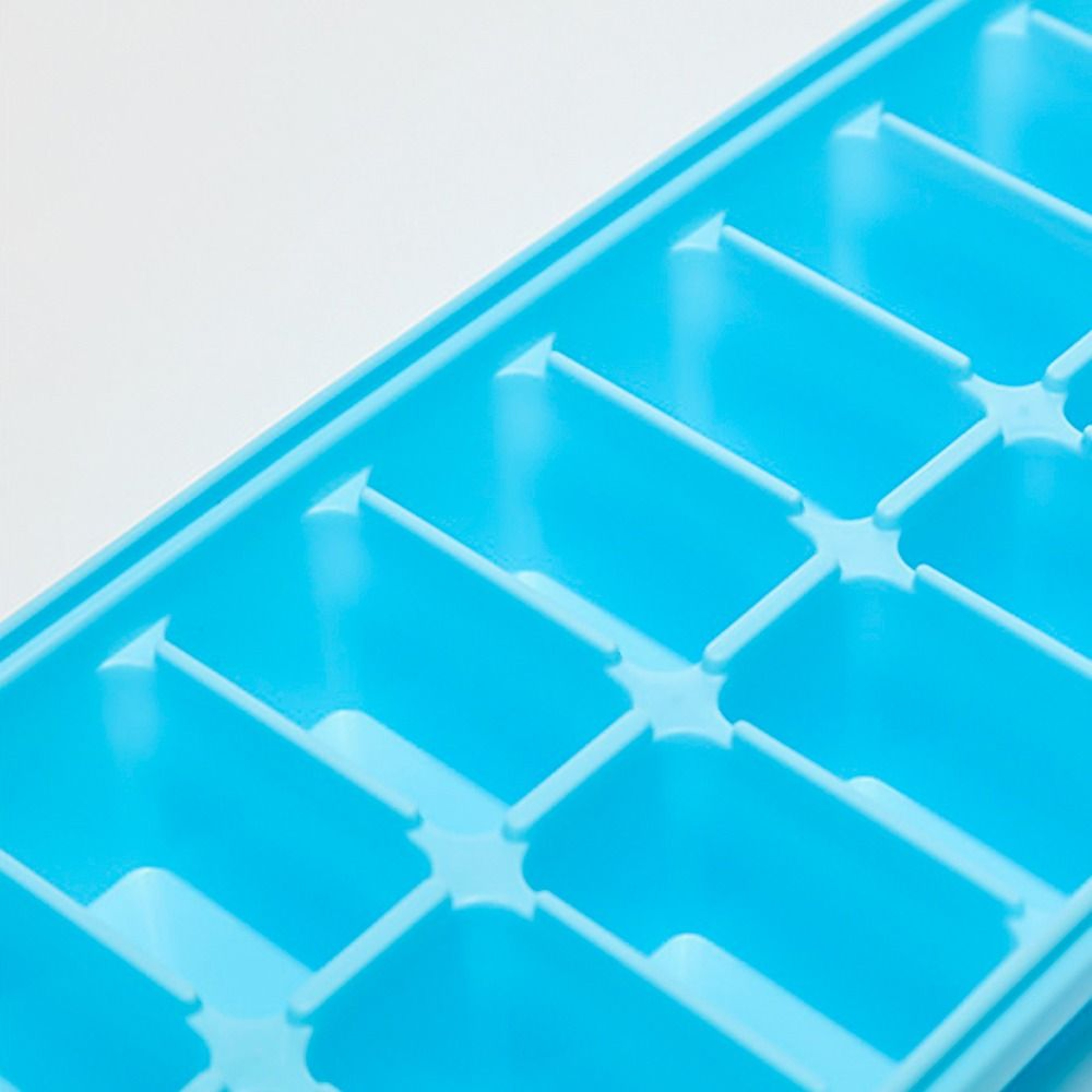 Stackable Ice Cube Tray With Lid For Easy Freezer Storage 3