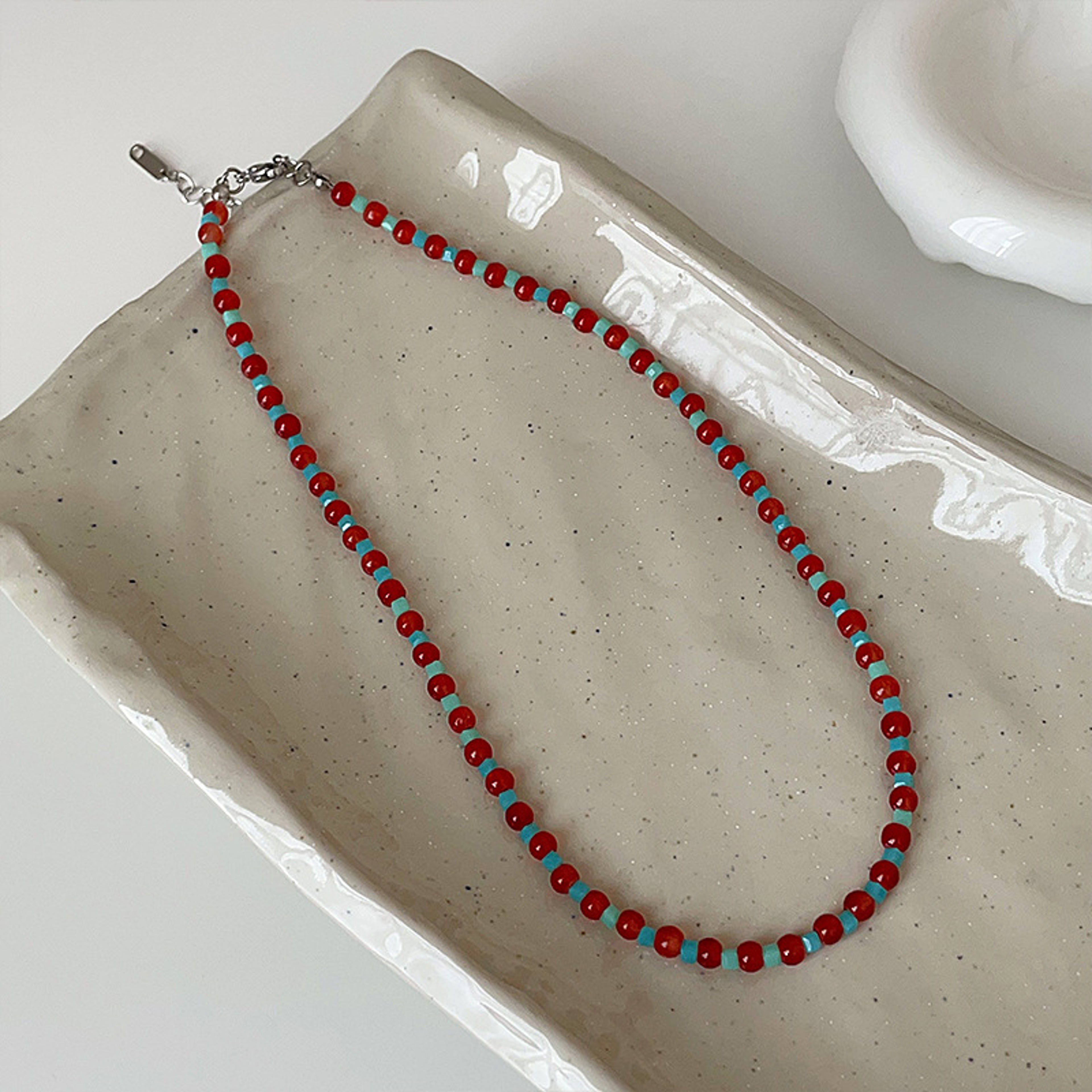 Retro Natural Stone Cube Beaded Necklace for Women Silver Chain Choker Red Blue Contrast – view 4
