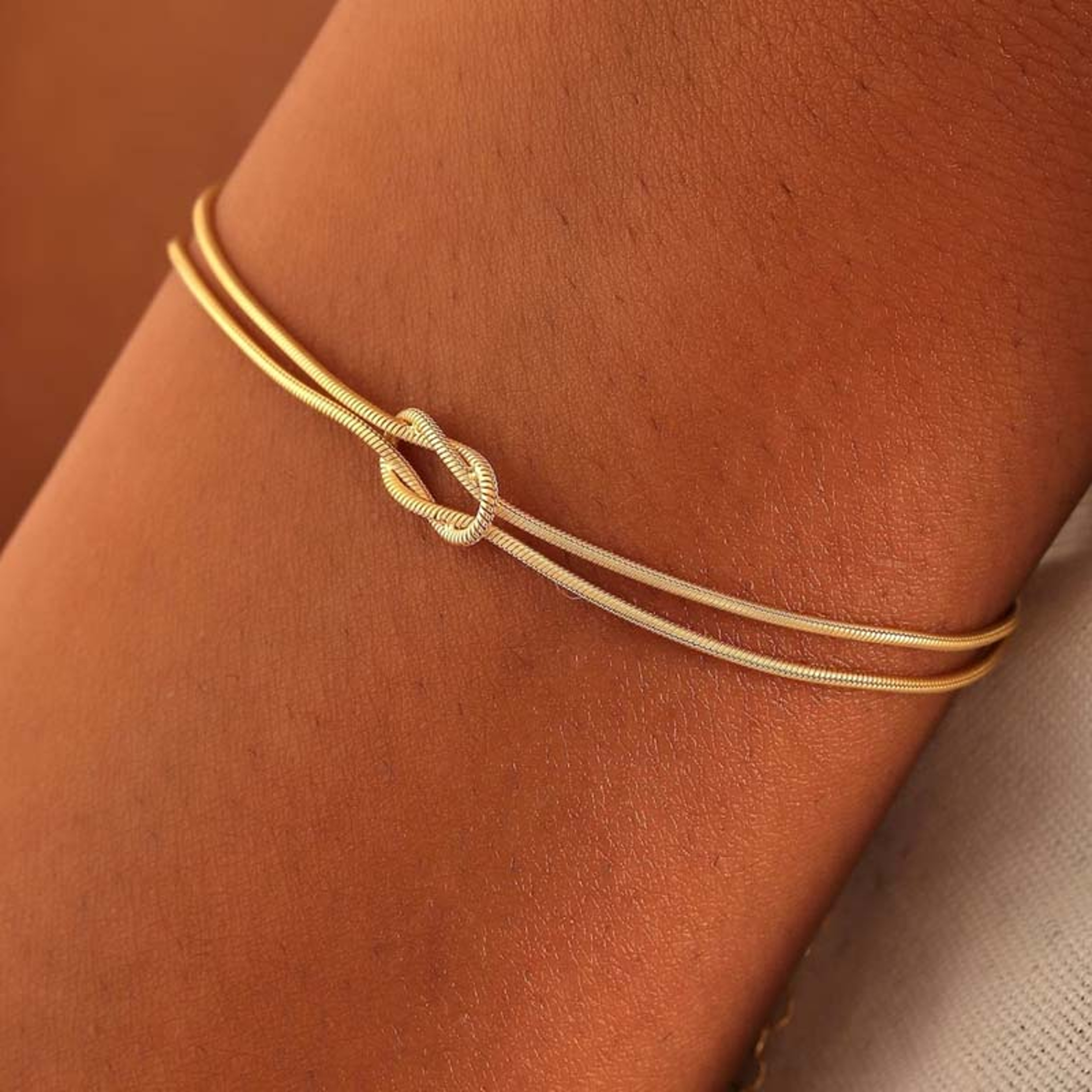 Elegant Stainless Steel Bracelet with Knot Design Gold Snake Chain for Women – view 1