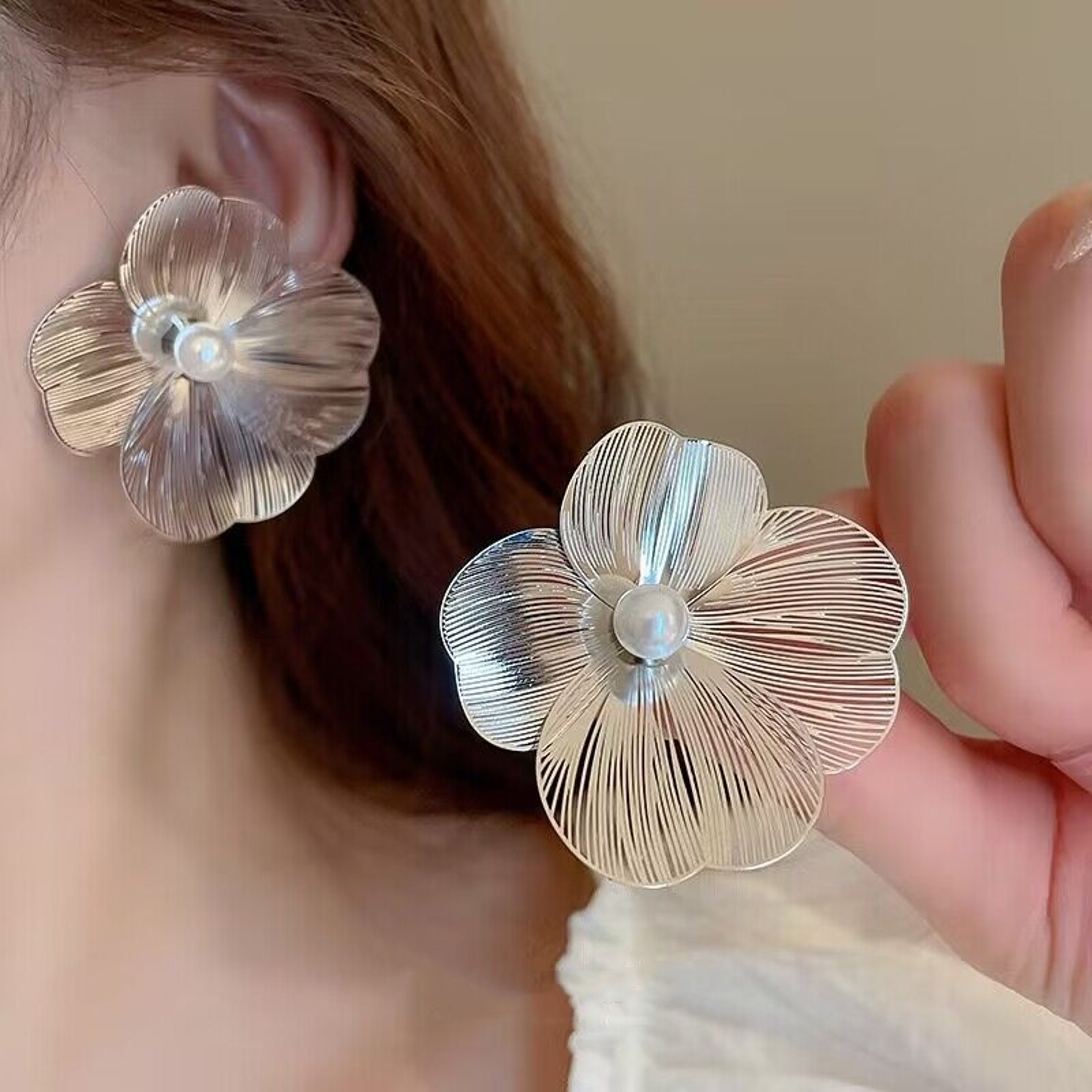 Luxury Flower Pearl Earrings for Women Elegant Statement Flower Earrings in Silver – view 5