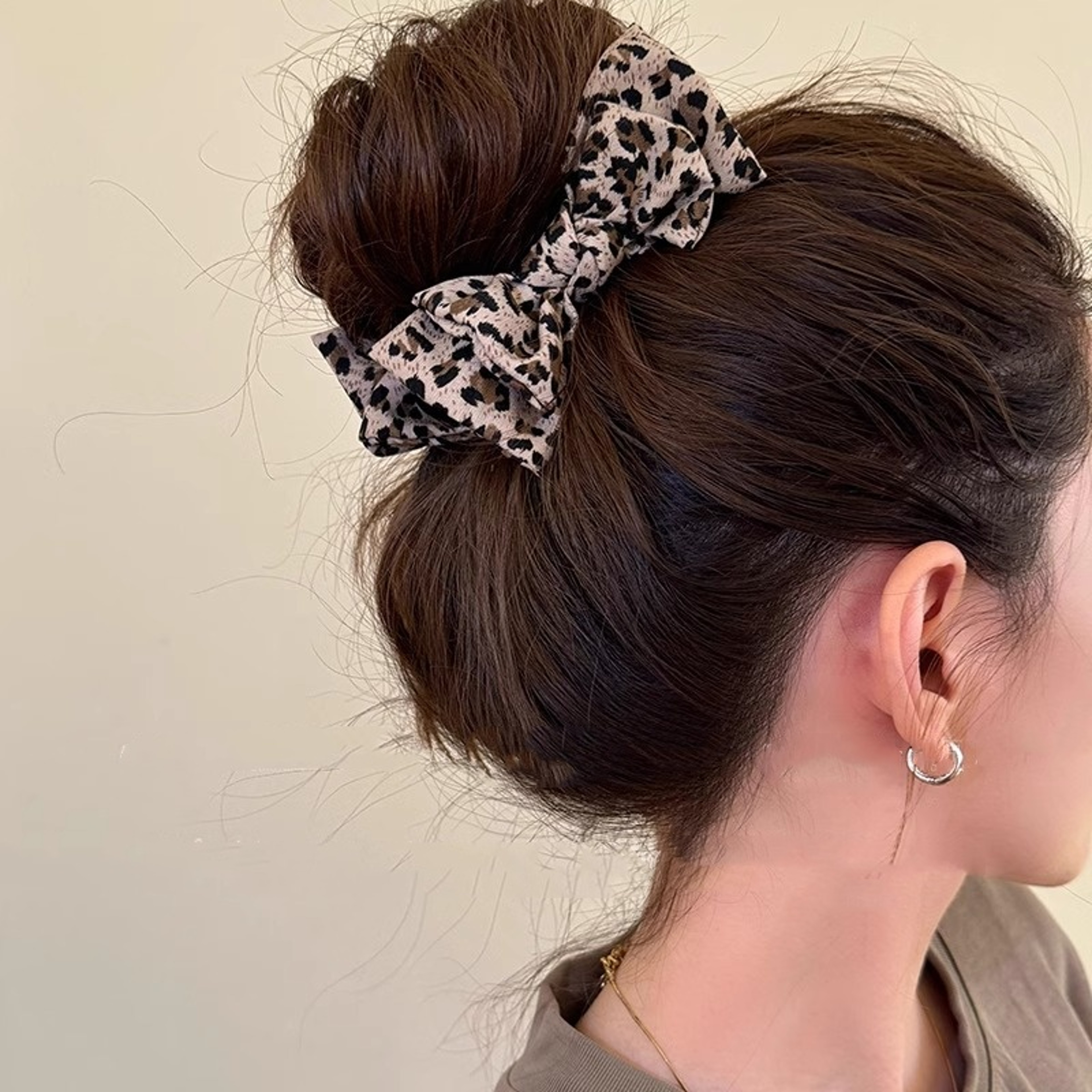 Elegant Leopard Hair Claw Clip with Bow Design for Secure High Ponytails & Stylish Everyday Hairstyles – view 5