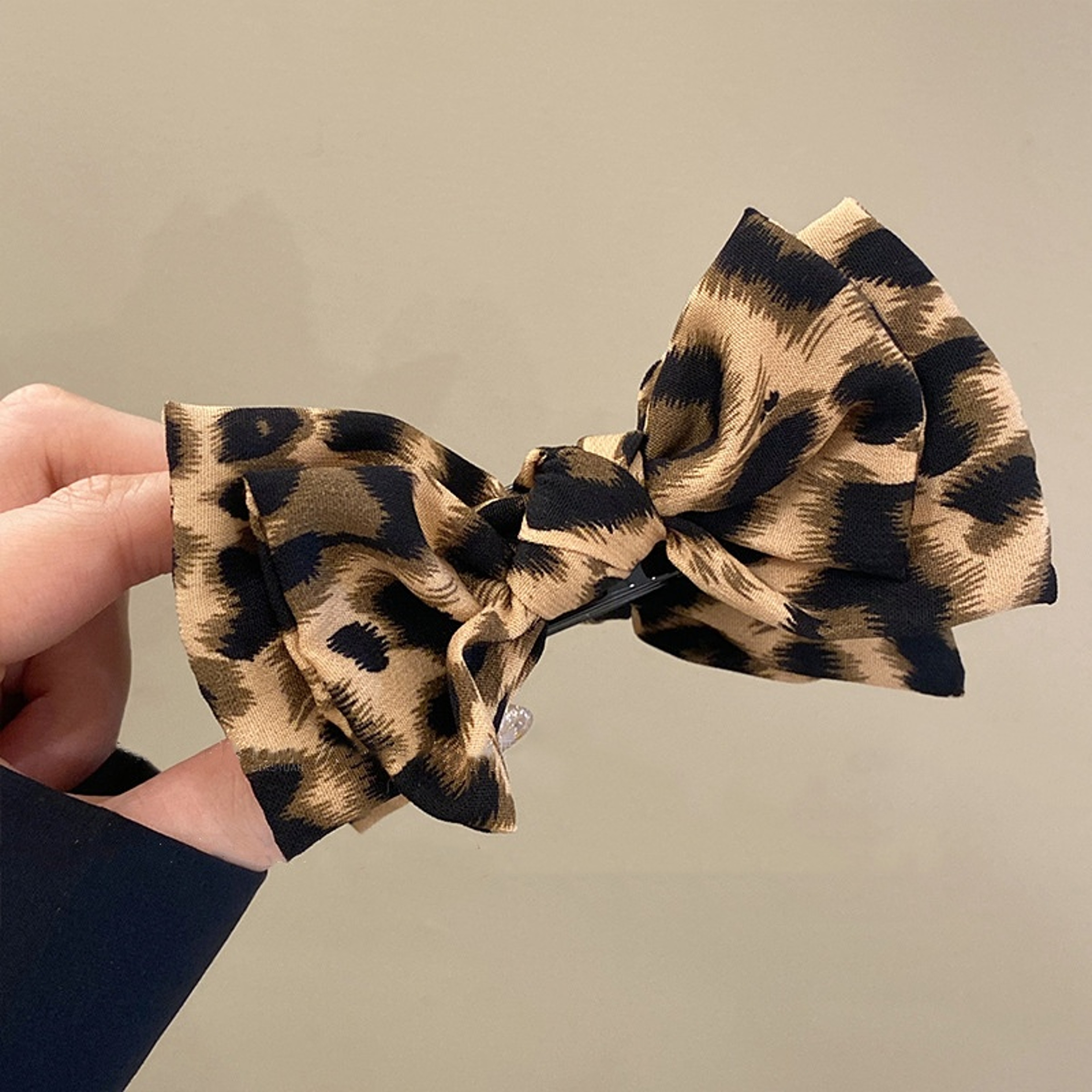 Elegant Leopard Hair Claw Clip with Bow Design for Secure High Ponytails & Stylish Everyday Hairstyles – view 8