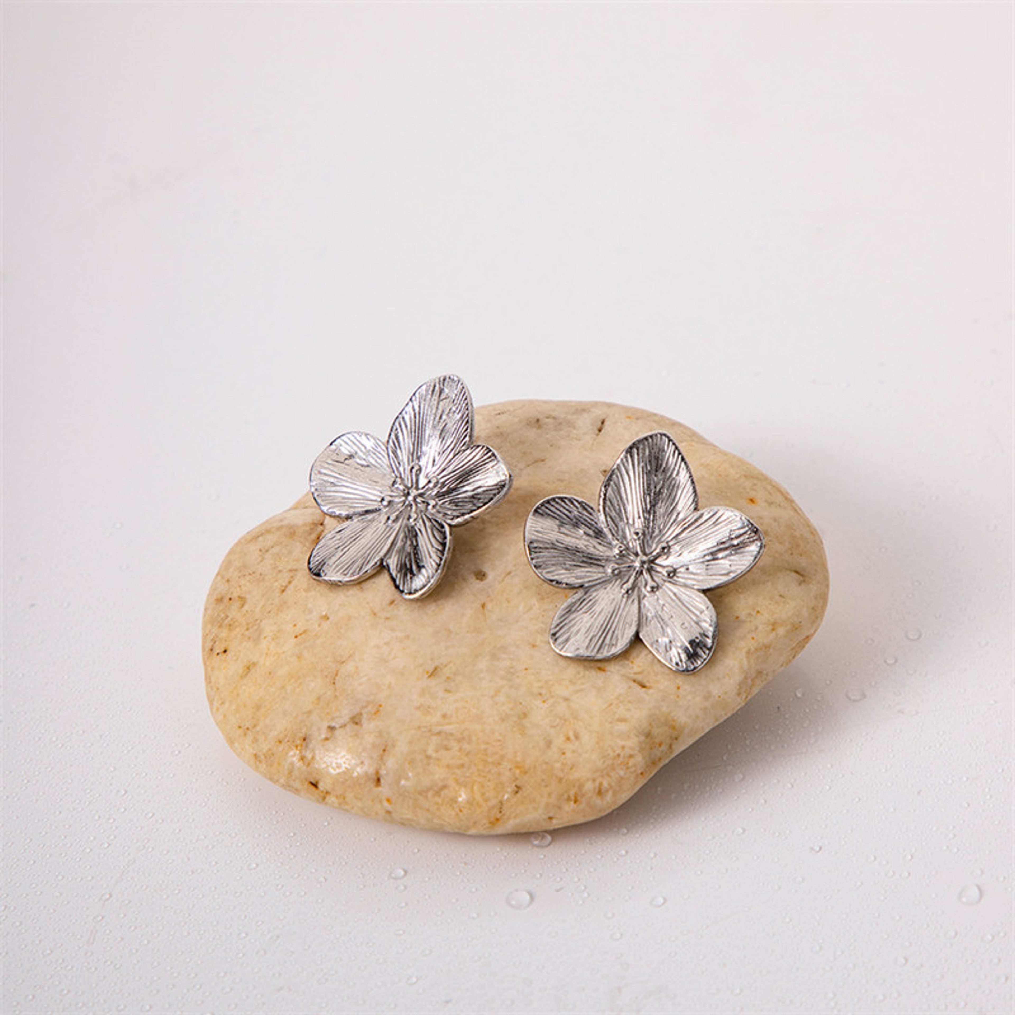 Elegant Flower Dangle Earrings for Women Boho Statement Floral Drop Earrings in Gold or Silver – view 5