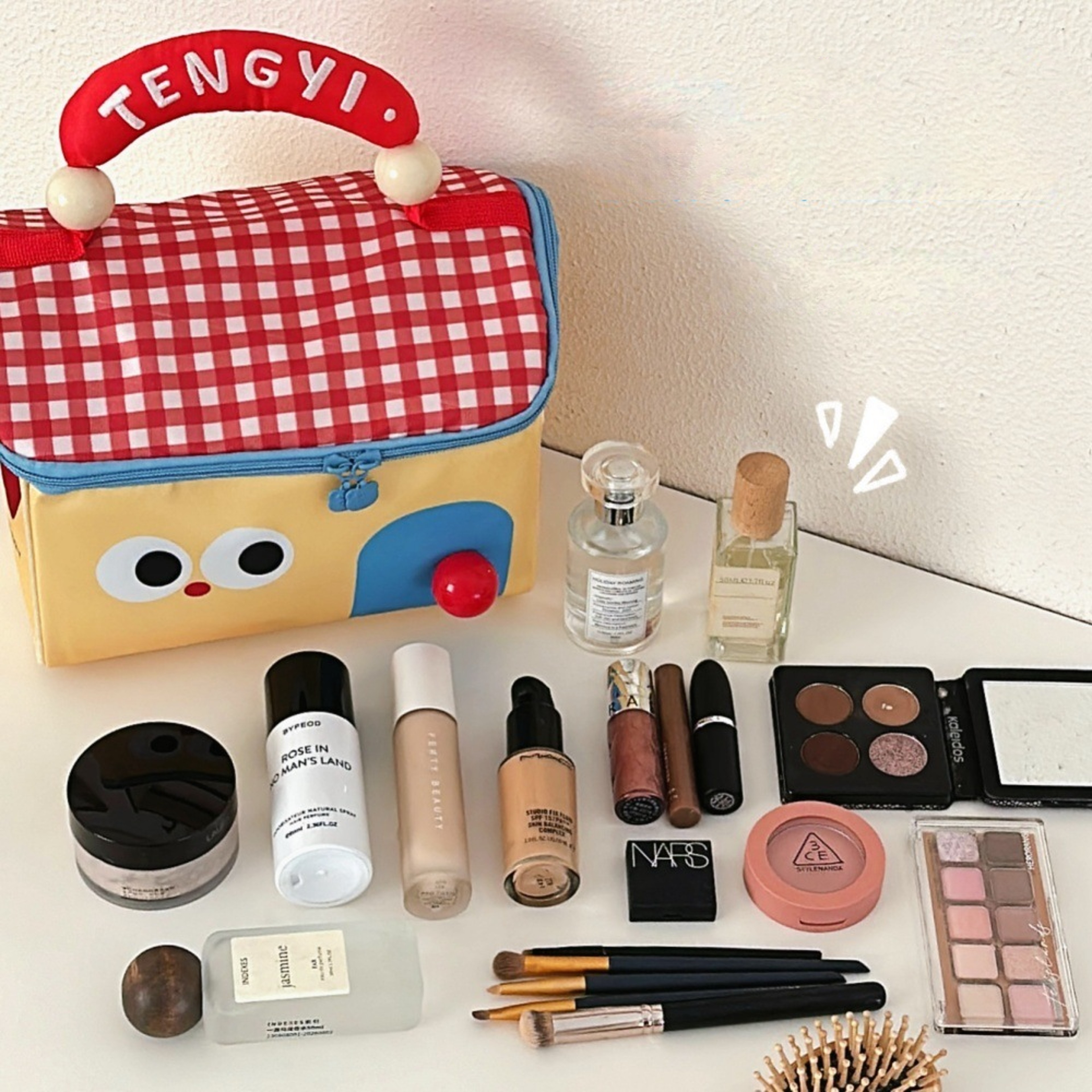 Cute Cottage Insulated Lunch Bag Large Capacity Makeup Bag and Travel Organizer – view 6