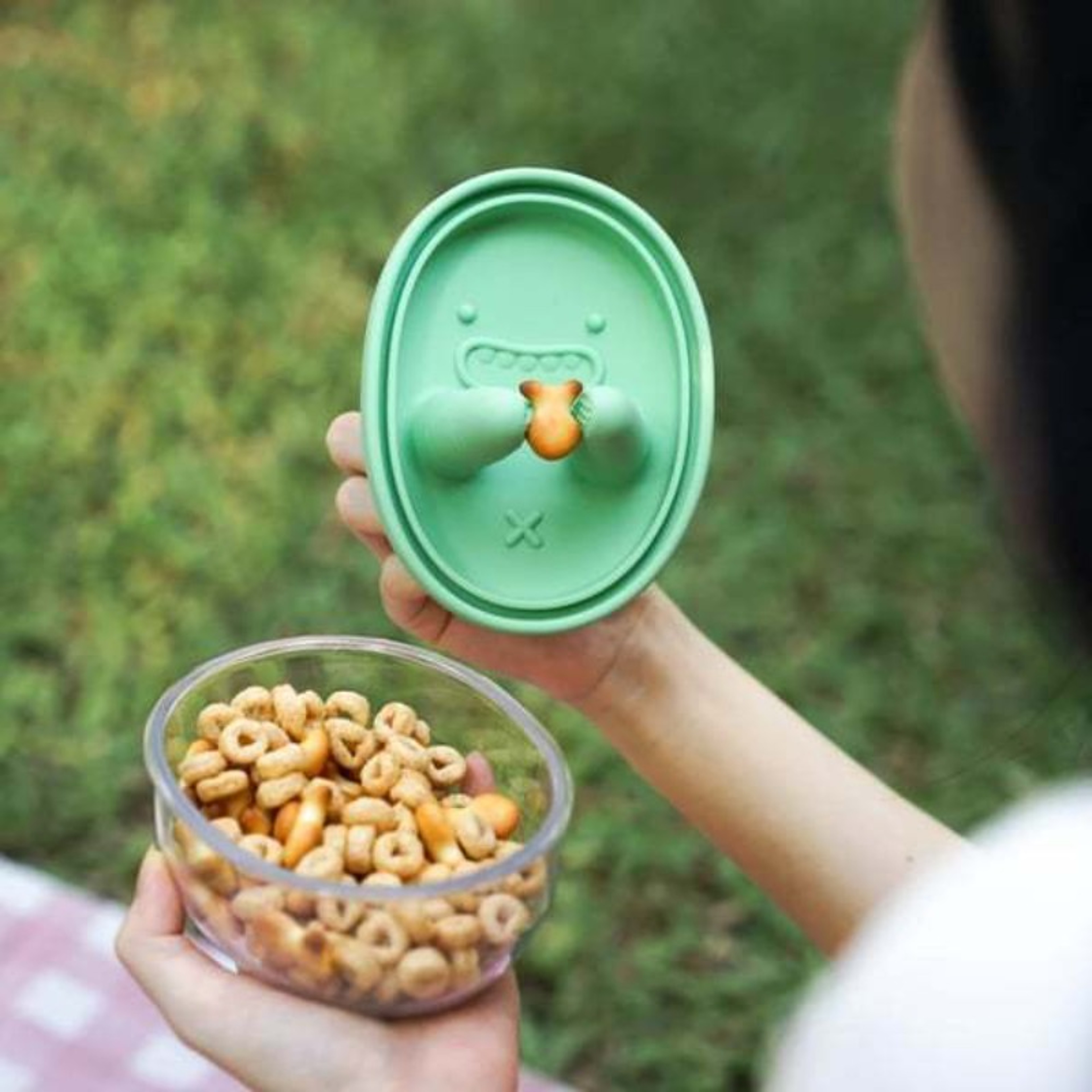 Portable Camping Snack Storage Box with Silicone Lid for Cookies and Kitchen Organization – view 1