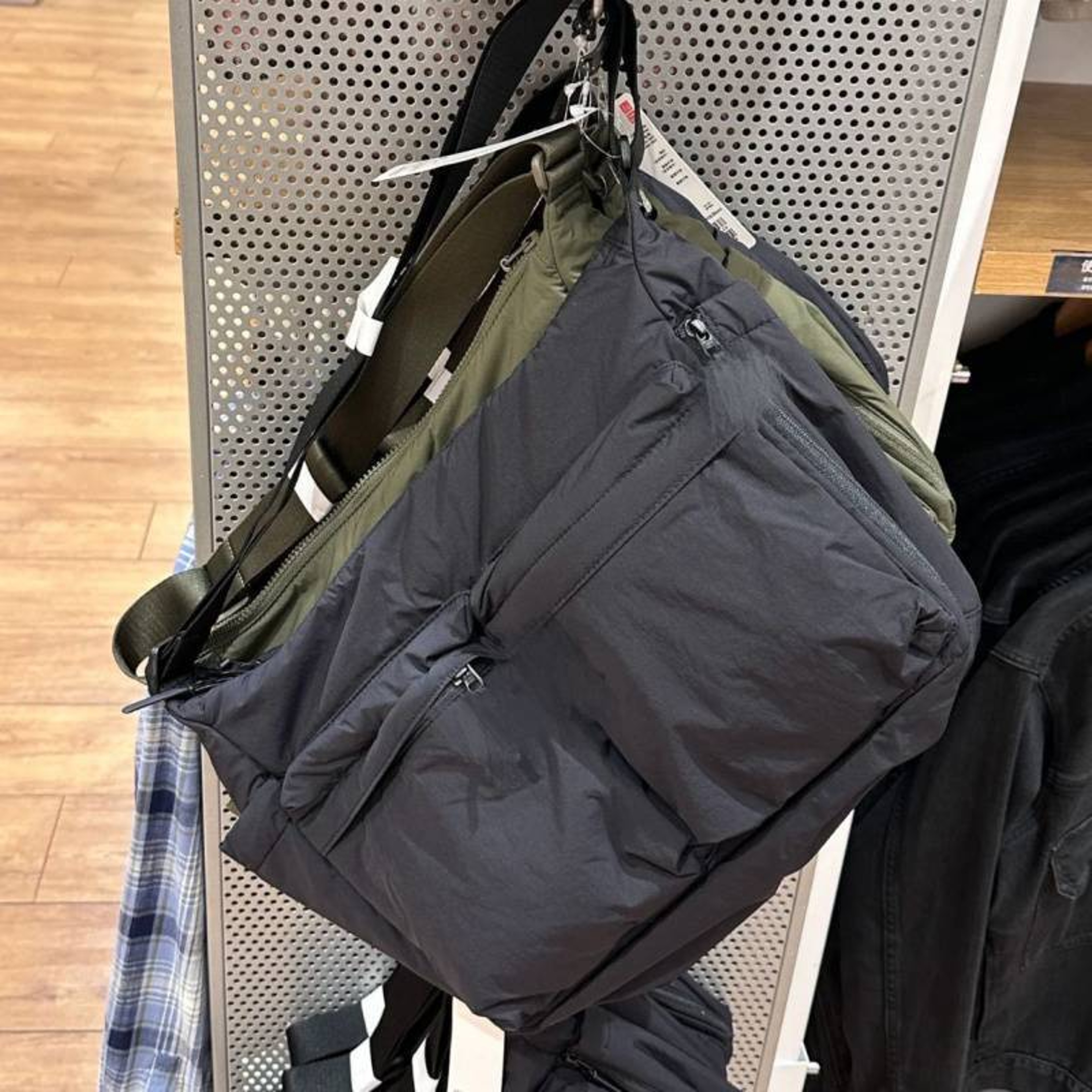Everyday Large Capacity Laptop Messenger Bag With Multi Pocket Storage 1
