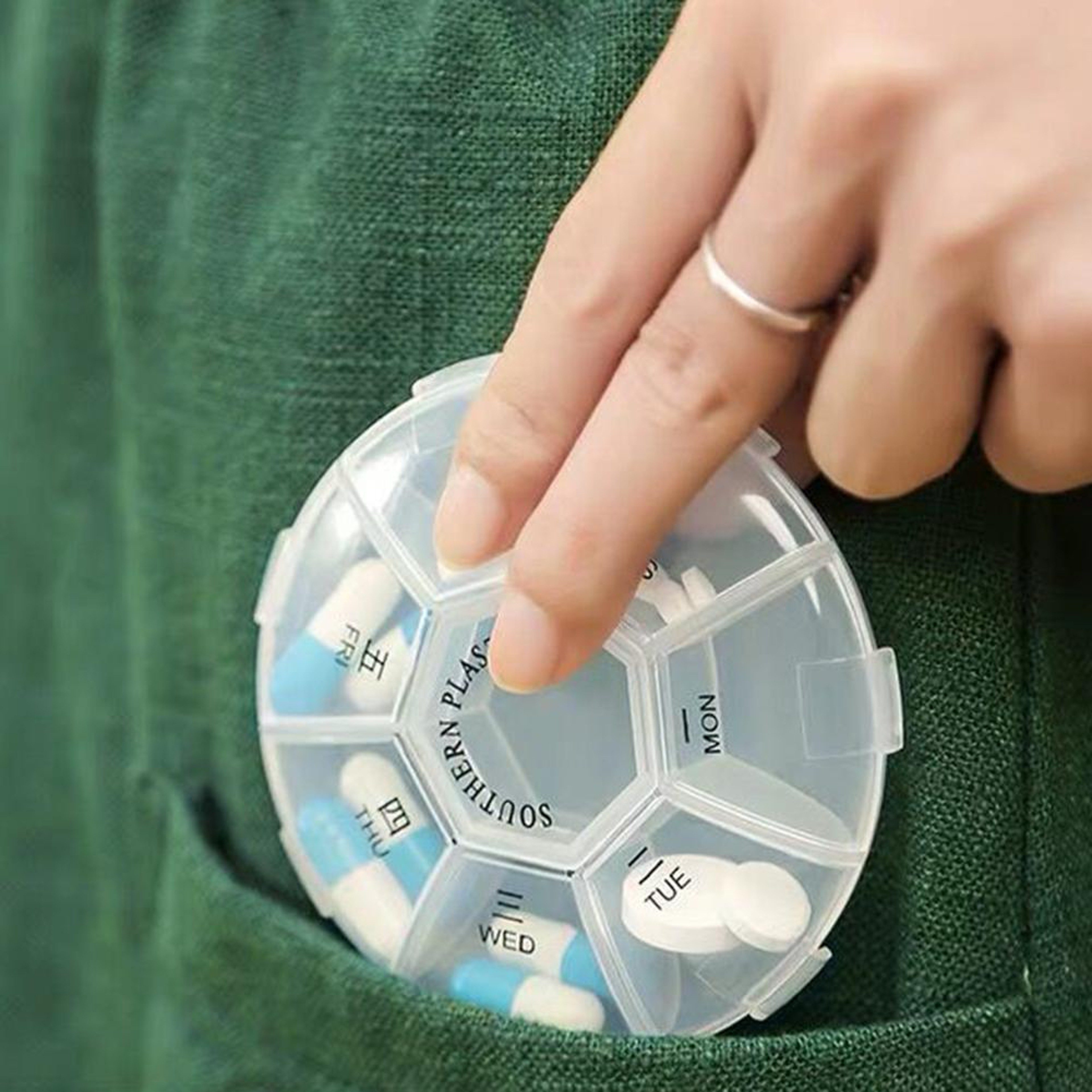 7 Compartment Portable Weekly Pill Organizer Waterproof PP Storage Case 3
