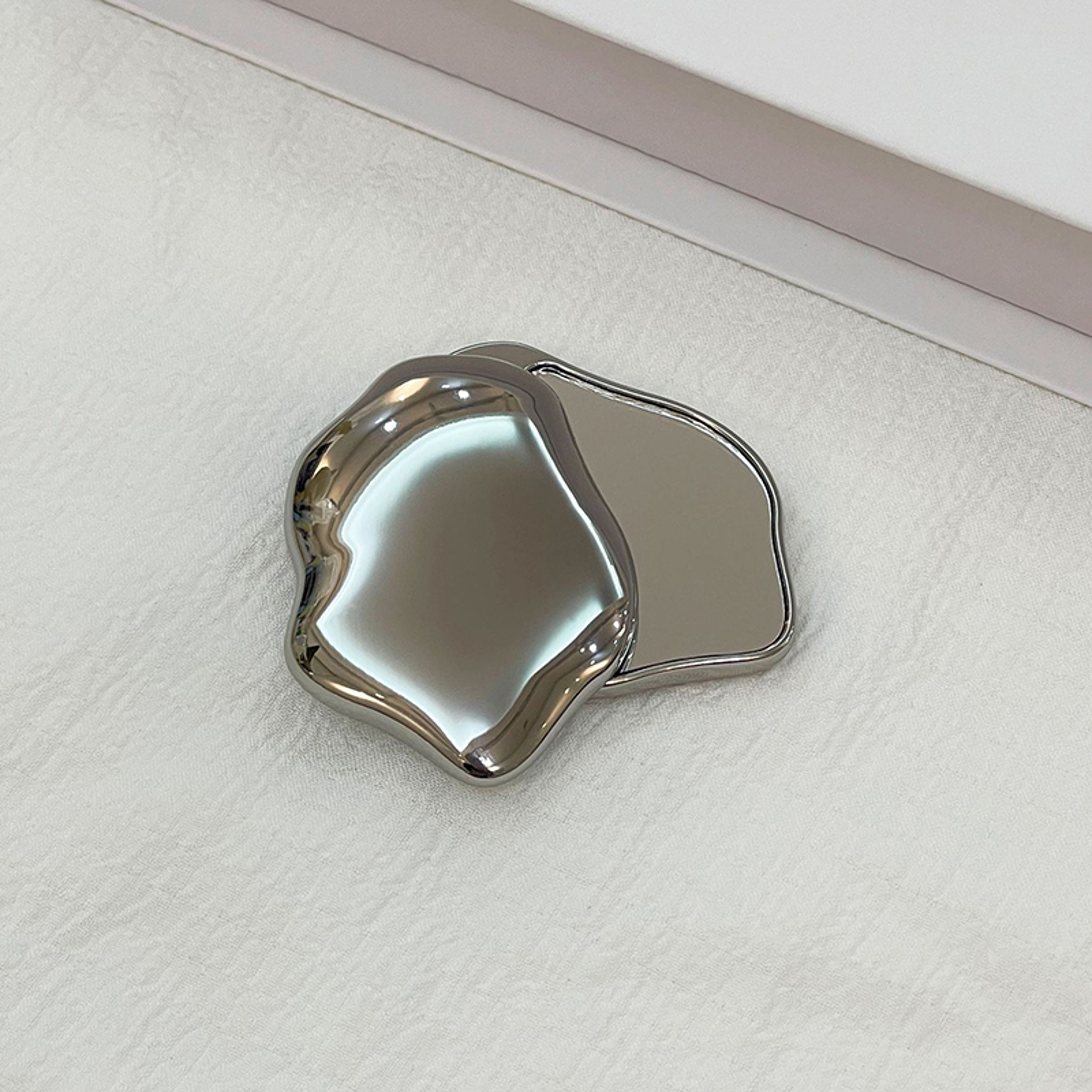HeartShaped DoubleSided Makeup Mirror  Mini Portable Rotating Compact Mirror 0