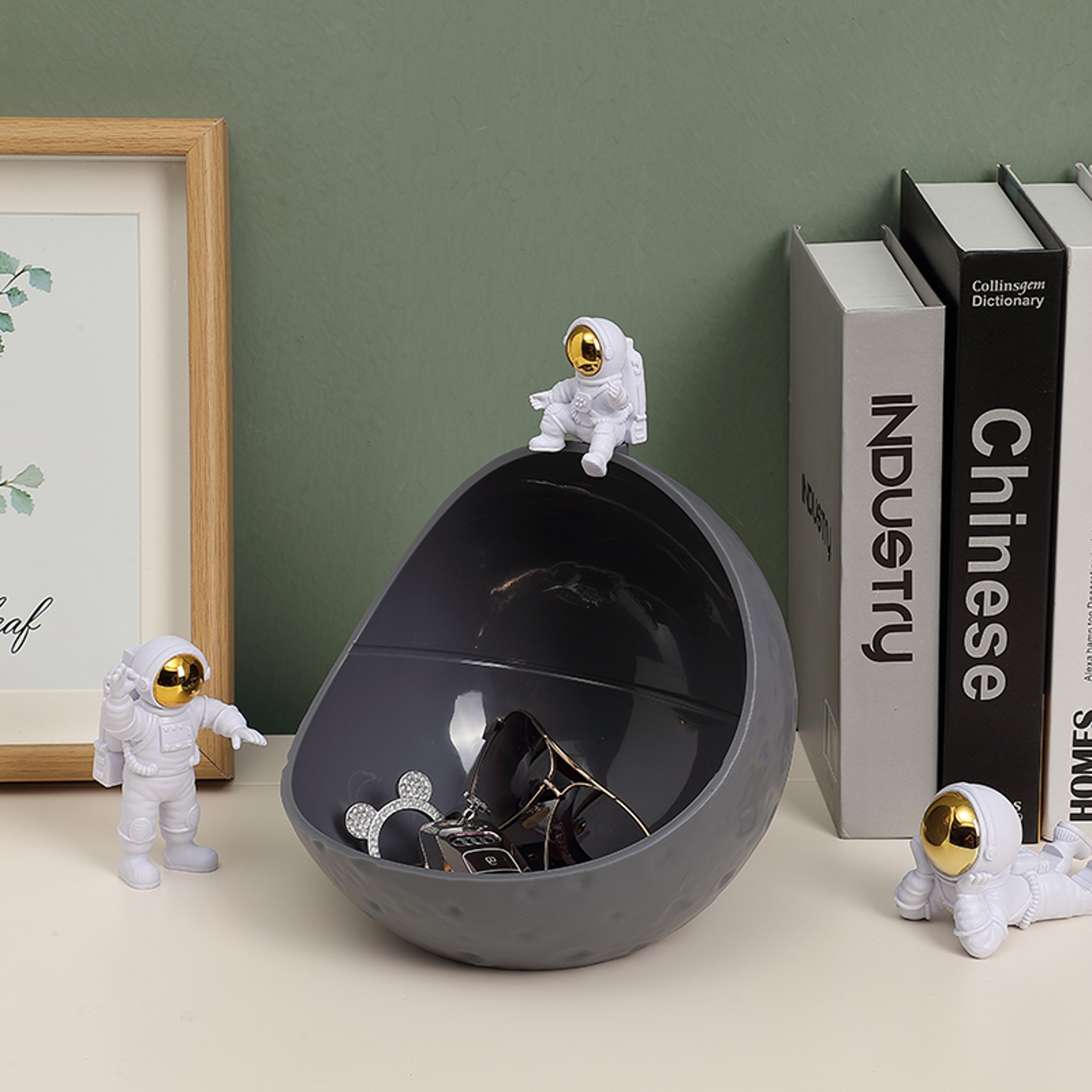 Astronaut Keychain Storage Box Moon Organizer For Desk Decor 2