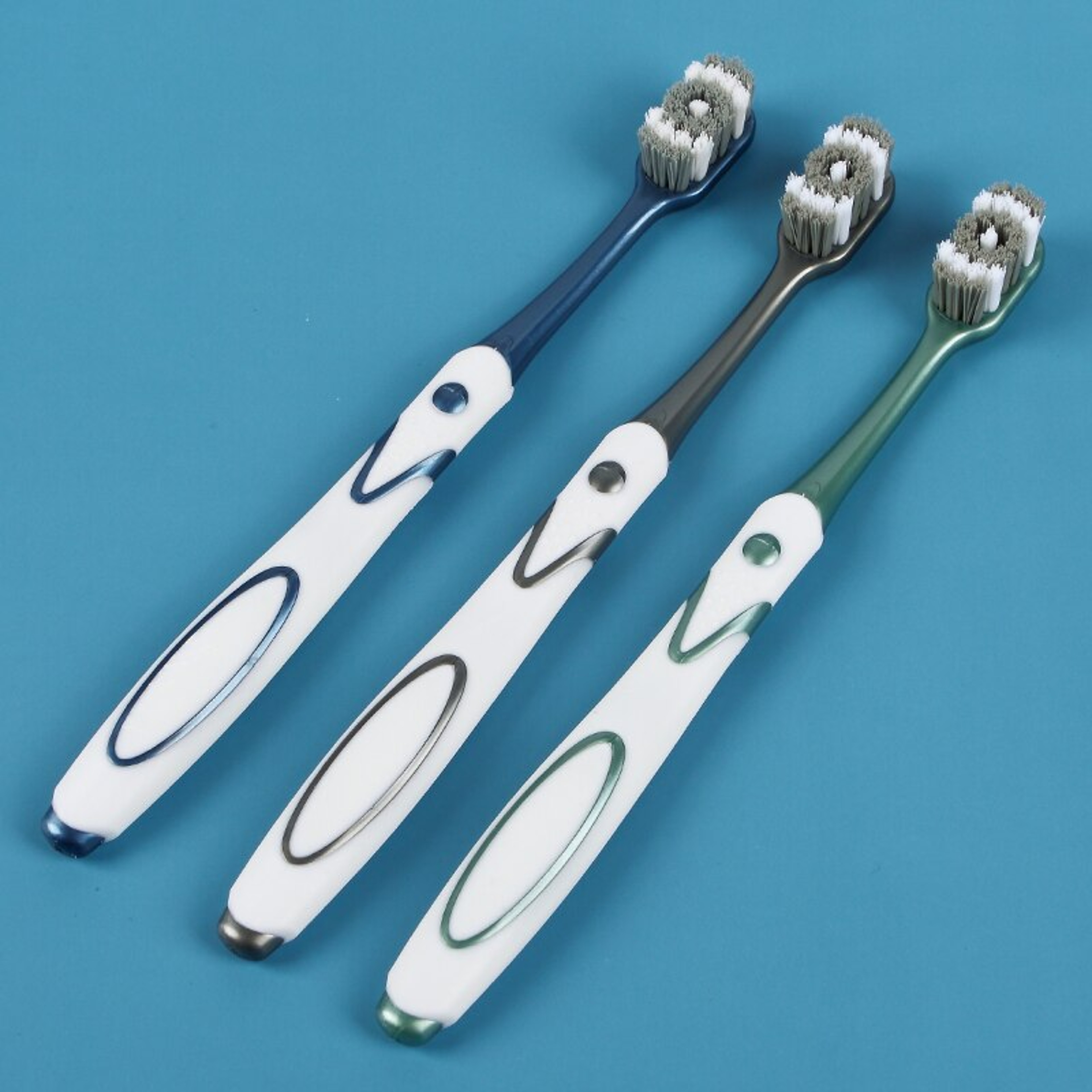 Whole Mouth Clean MediumHard Bristle Toothbrush For Adults Pack Whitening Effect  Superior Cleaning 2
