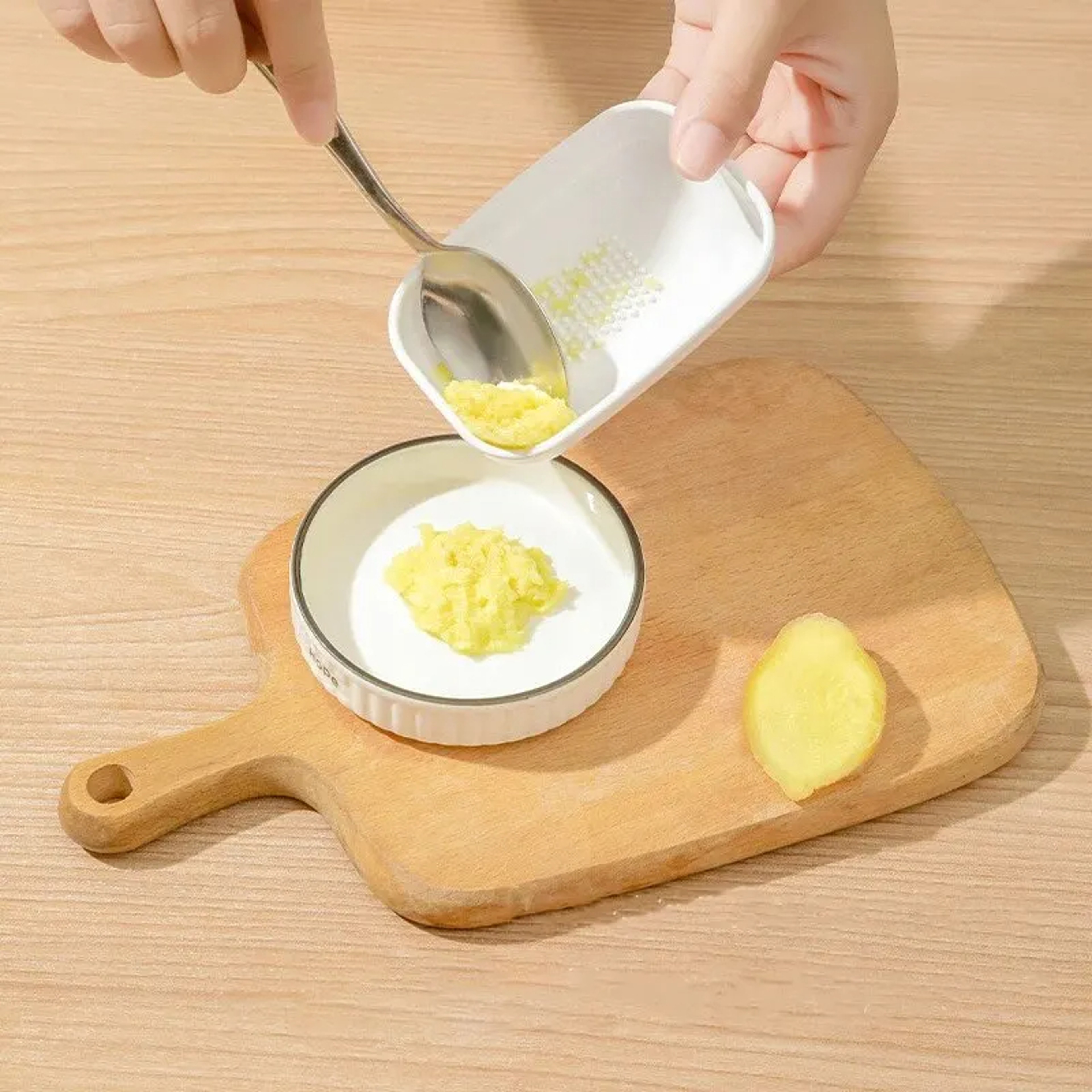 Plastic Manual Garlic  Ginger Grinder For Puree Making Perfect Household Kitchen Tool 2