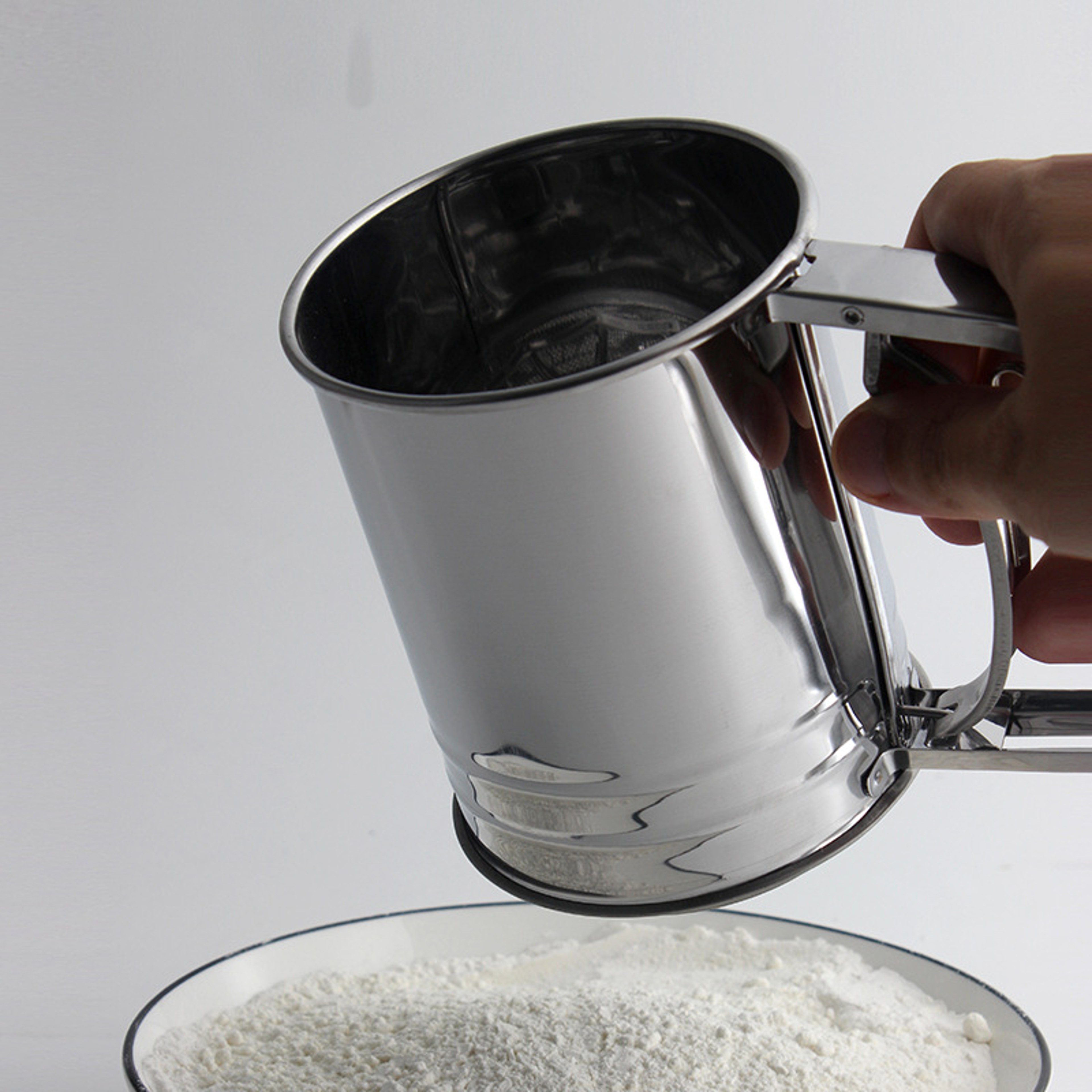 Handheld Stainless Steel Flour Sifter for Easy Baking – view 3