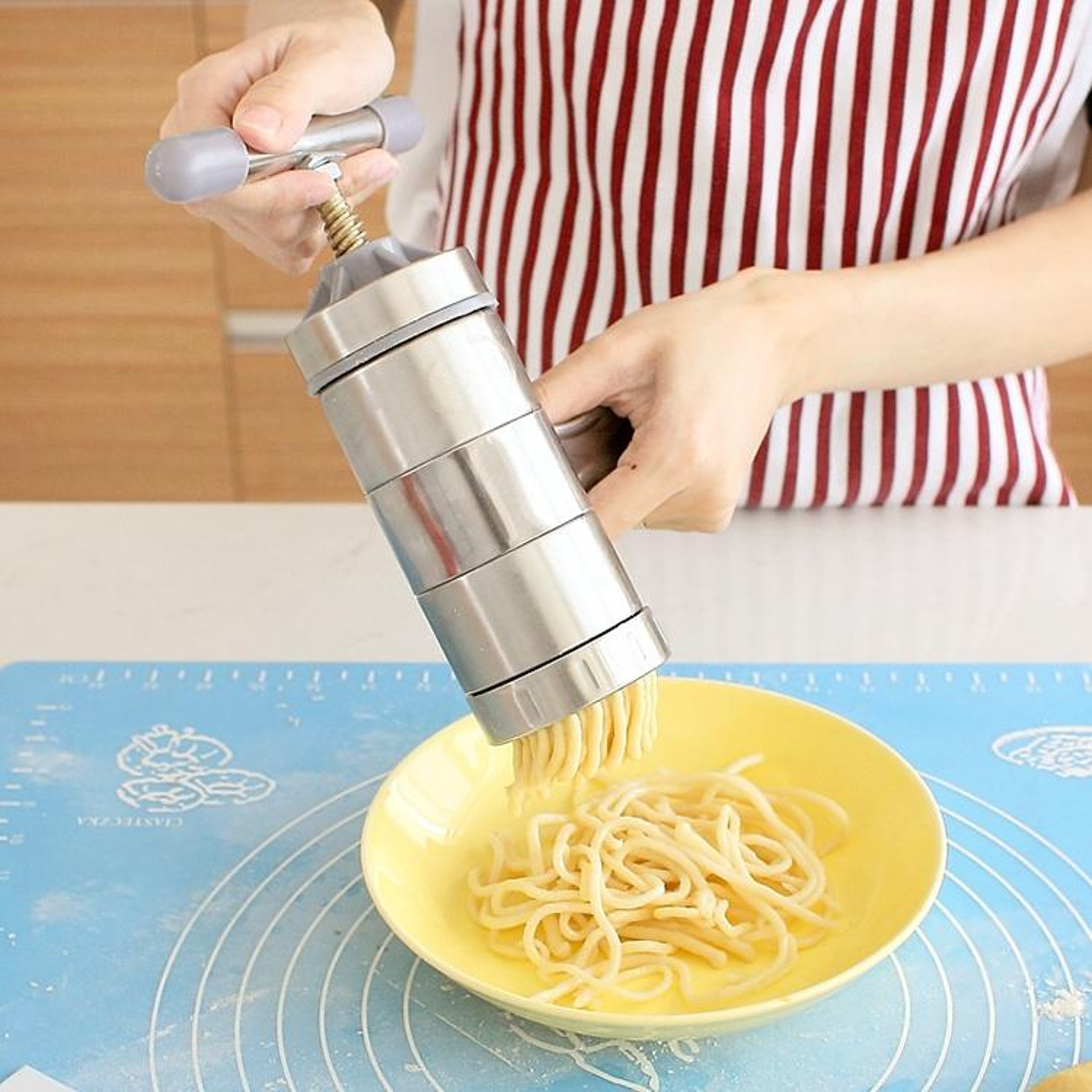 Stainless Steel Manual Pasta Maker  Noodle Maker With 5 Attachments 0