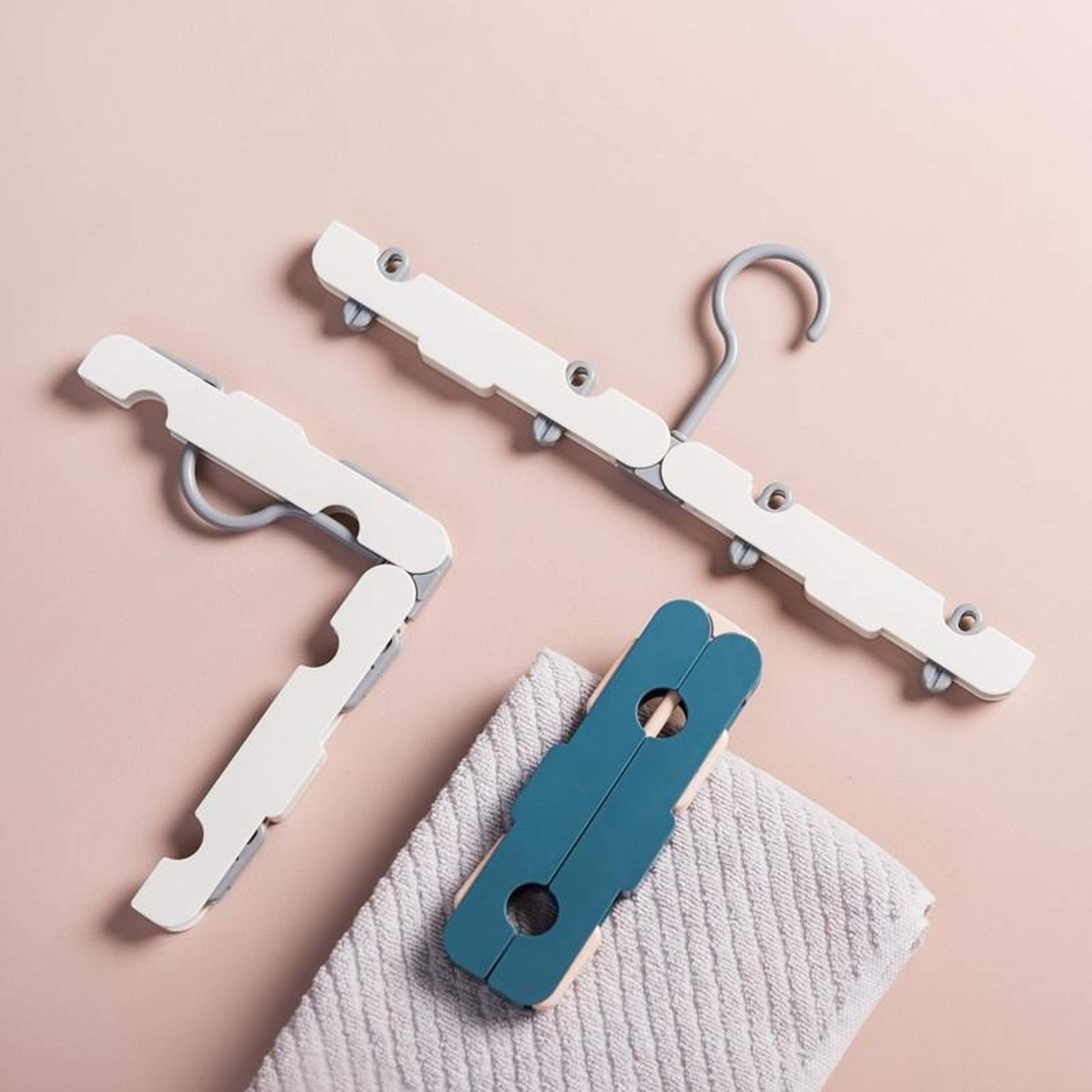 TravelMate Foldable Clothes Hanger Portable Windproof Anti Slip Travel Hanger 3
