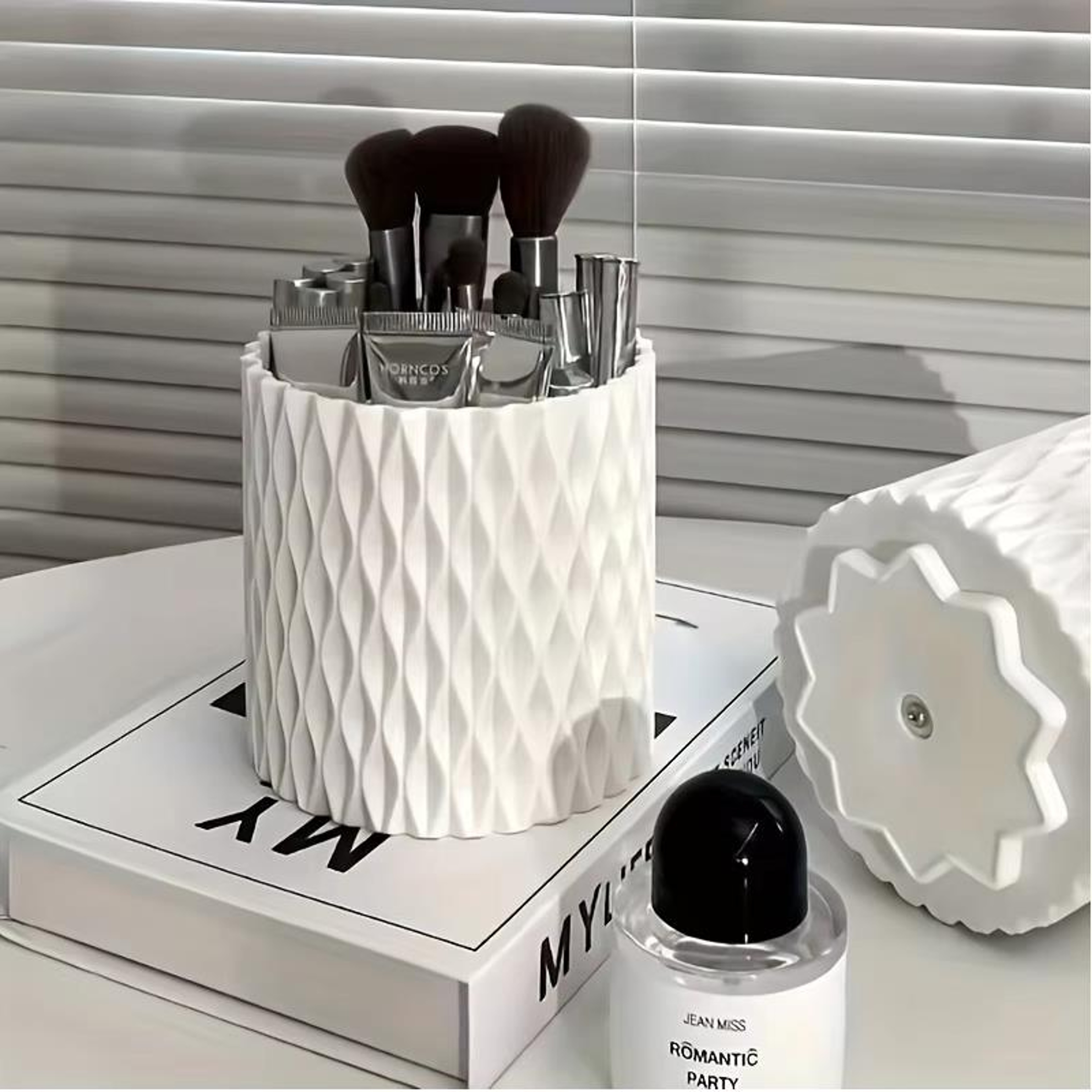 Portable Brush Storage Lipstick Eyebrow Pencil Holder Large Capacity Makeup Brush Bucket 1