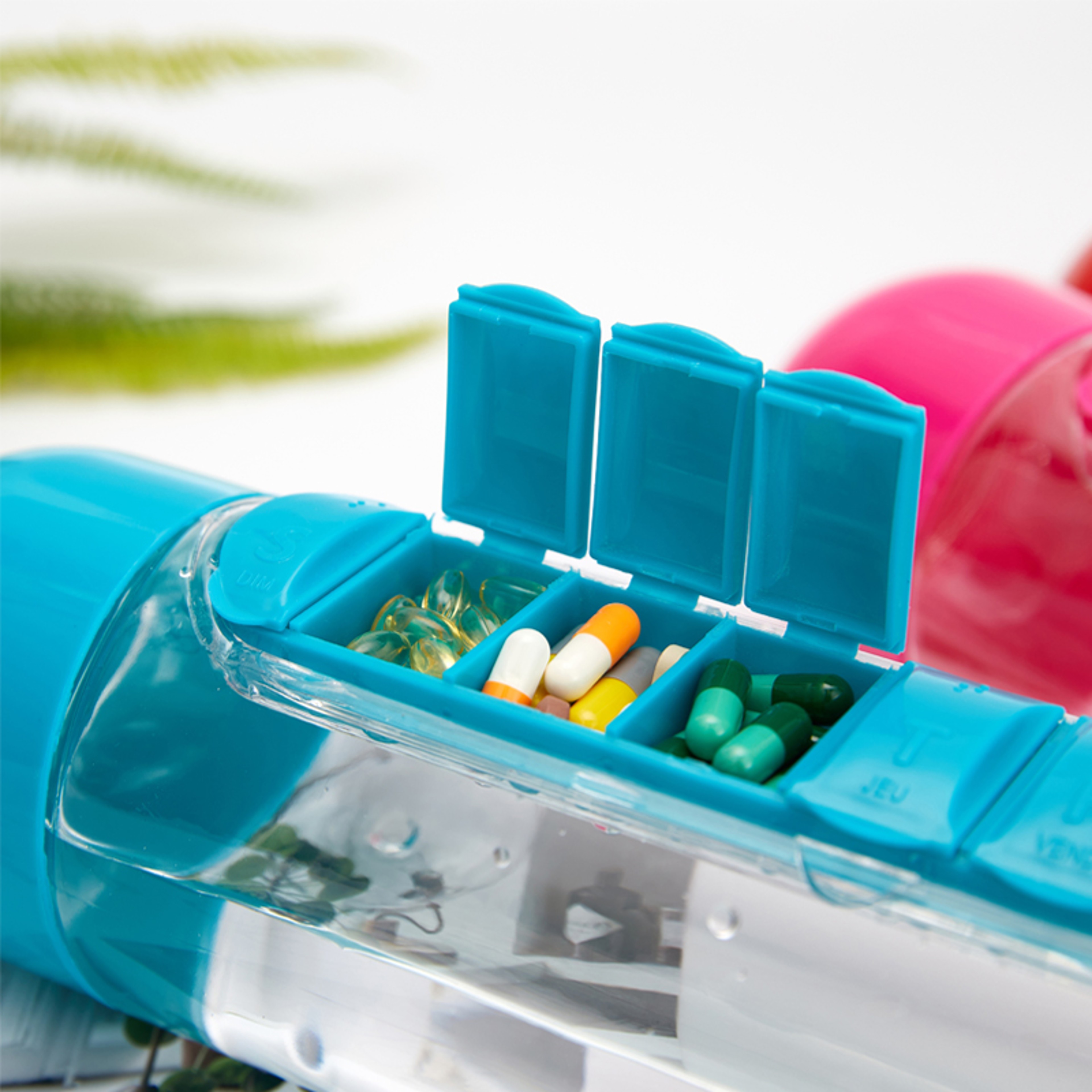Plastic Water Bottle Combine With Medicine Box Sports Water Cup Organizer For Pills 2