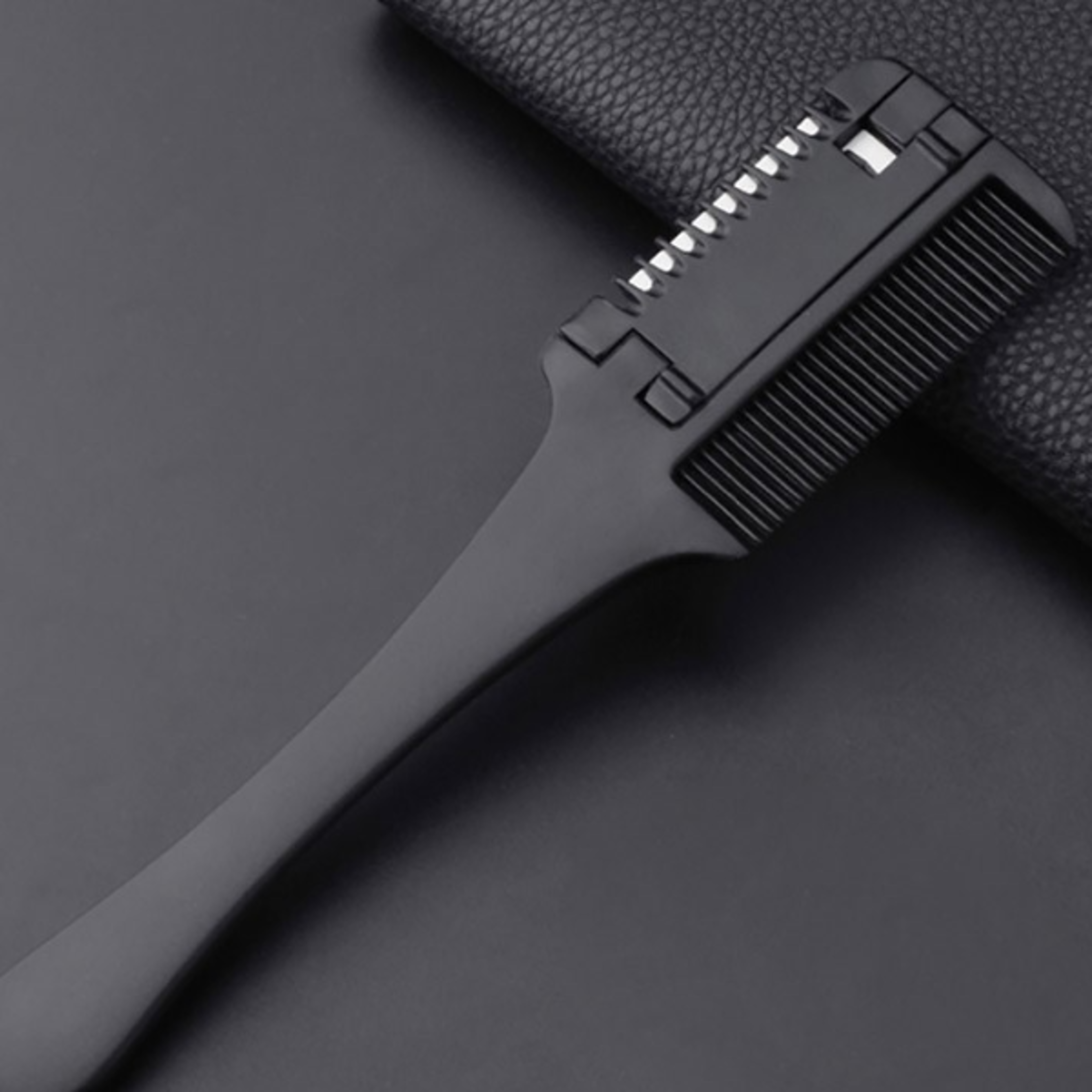 Carbon Fiber Hair Comb with Razor Blades Professional Salon Hairdressing Brush for DIY Styling