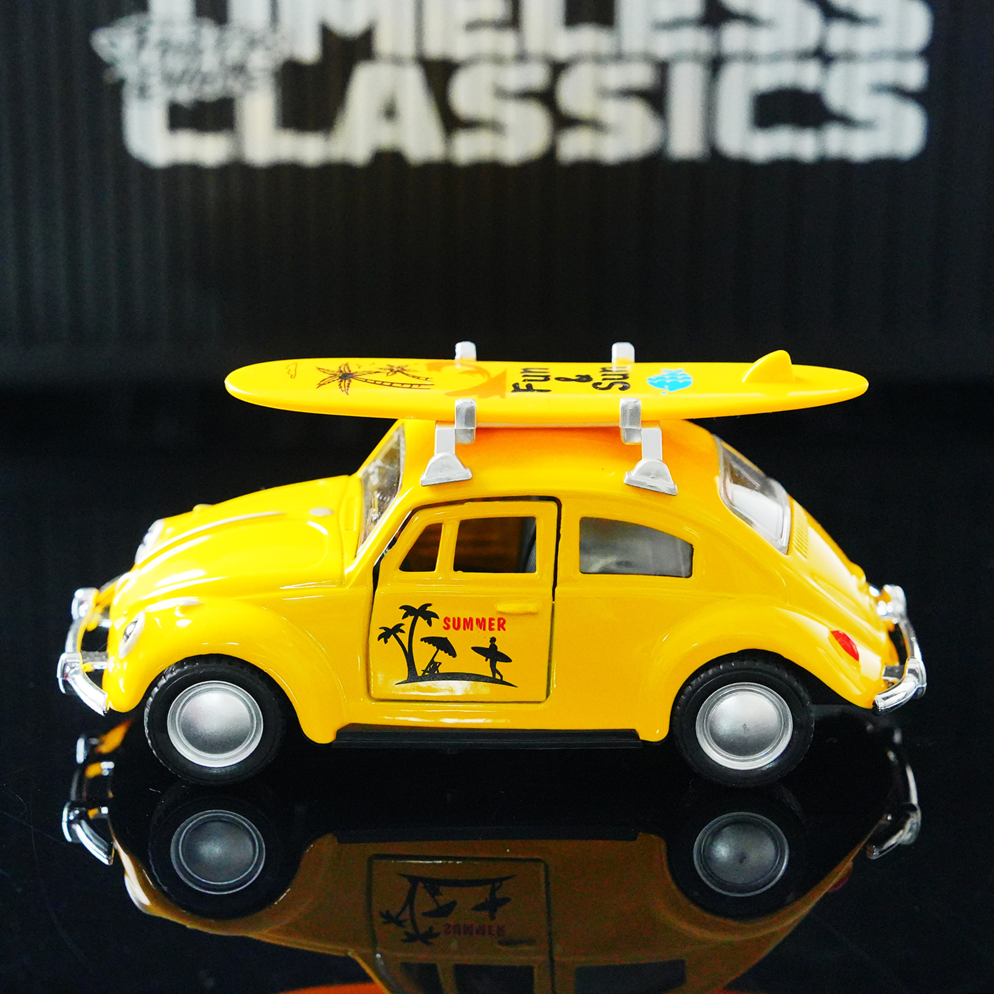 Retro Diecast Car Volkswagen Beetle Pull Back Toy with Surfboard & Opening Doors – view 3