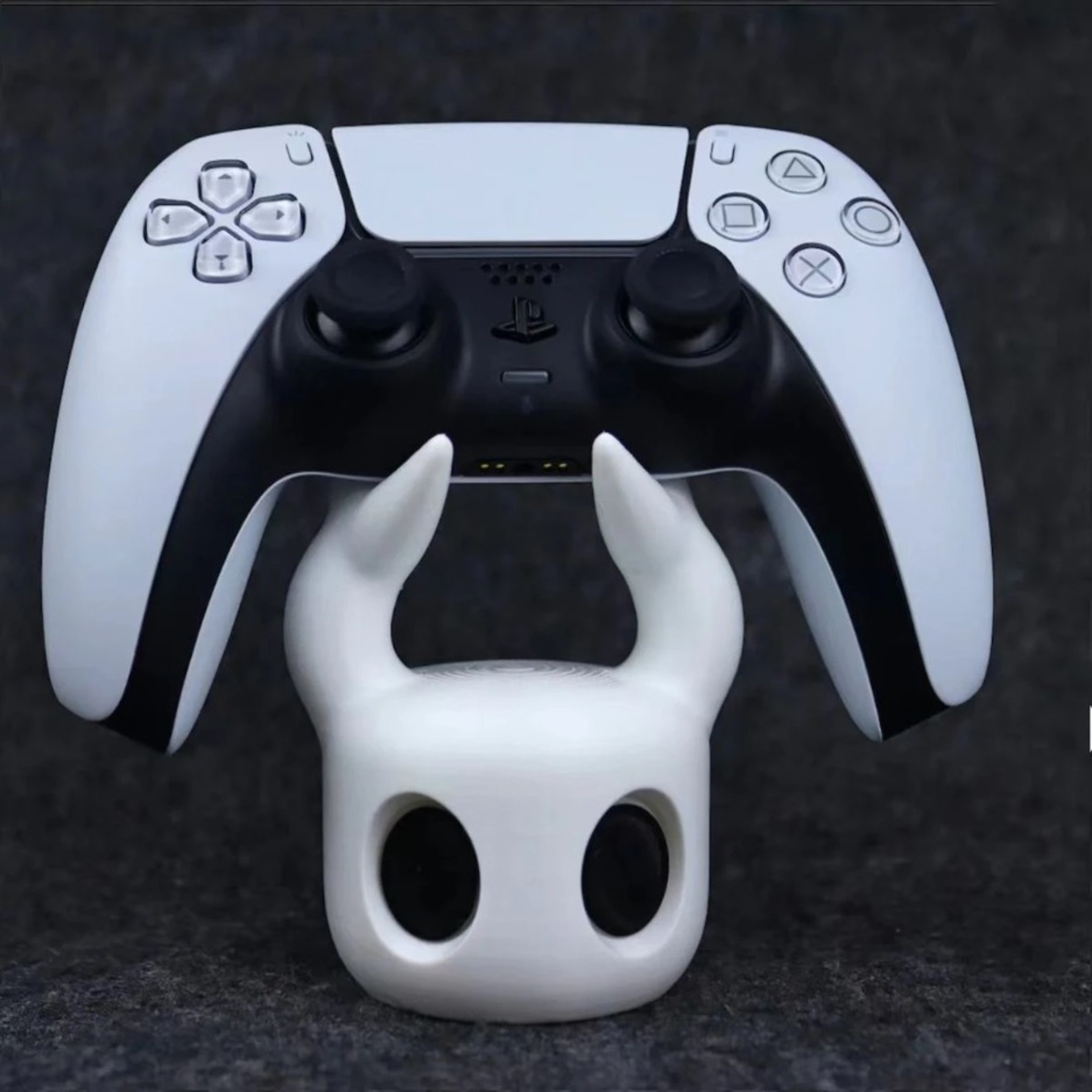 Universal Game Controller Stand, Hollow Knight Display – view 3
