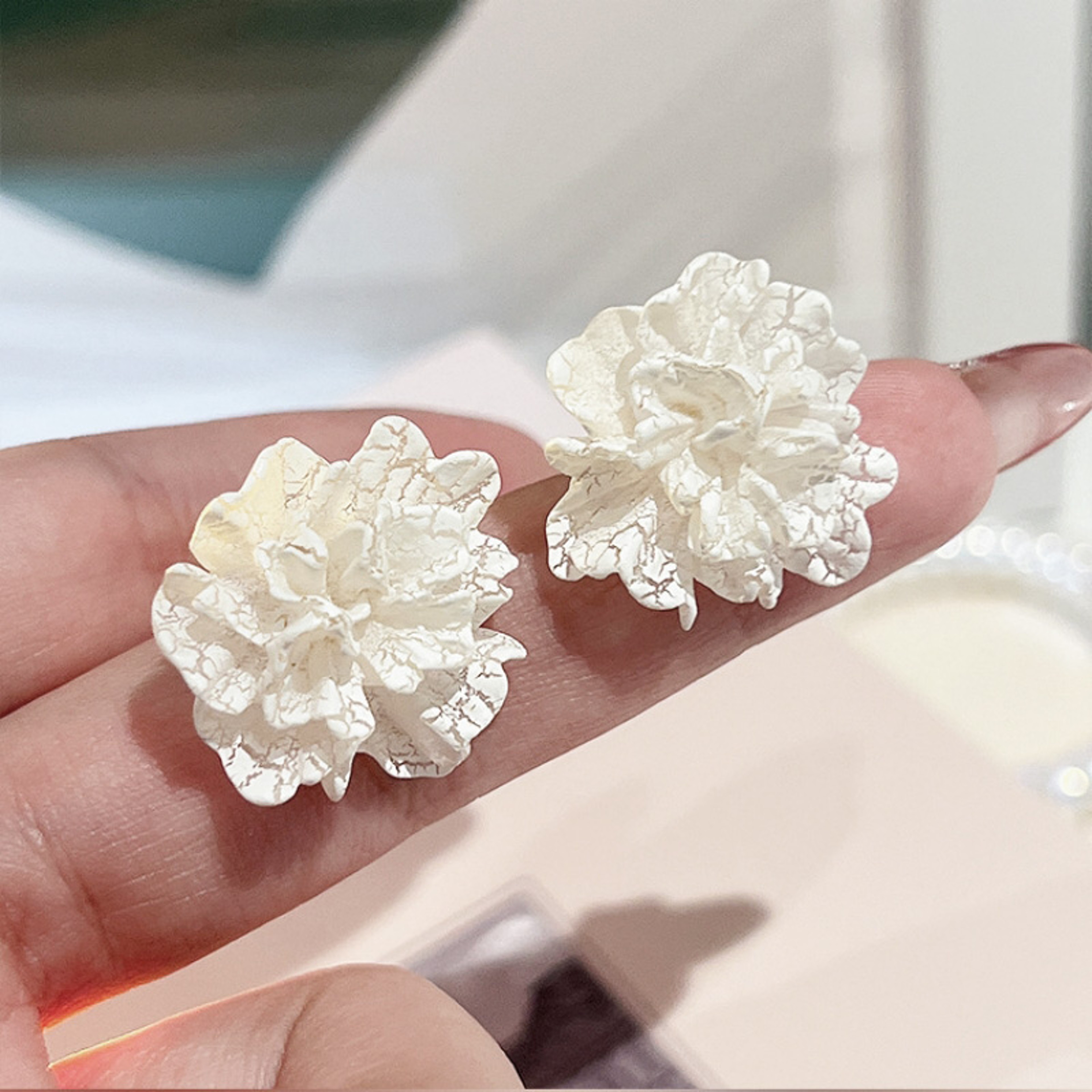 Blooming Flower Stud Earrings White Floral Earrings With Acrylic Petals For Women 0