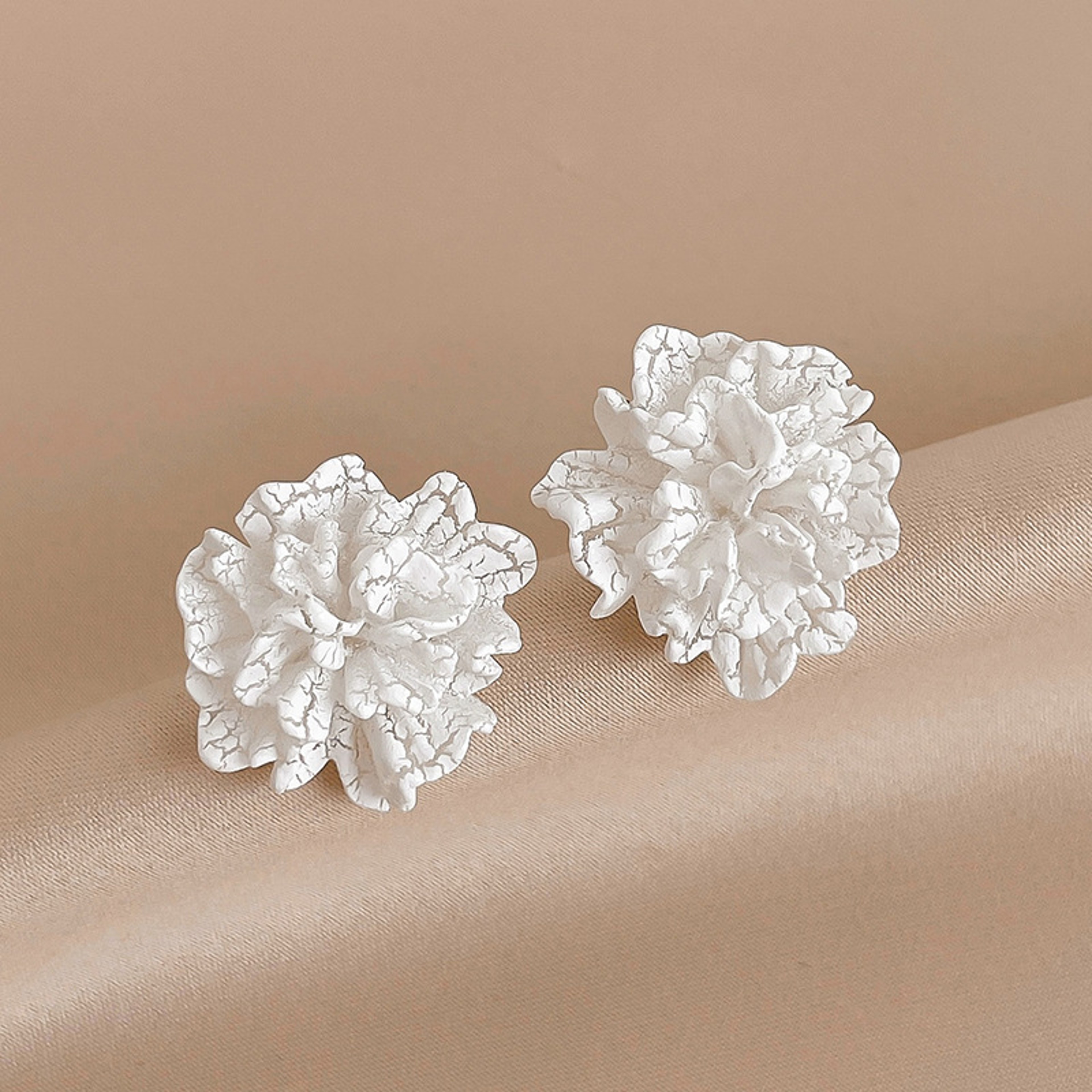 Blooming Flower Stud Earrings White Floral Earrings With Acrylic Petals For Women 2