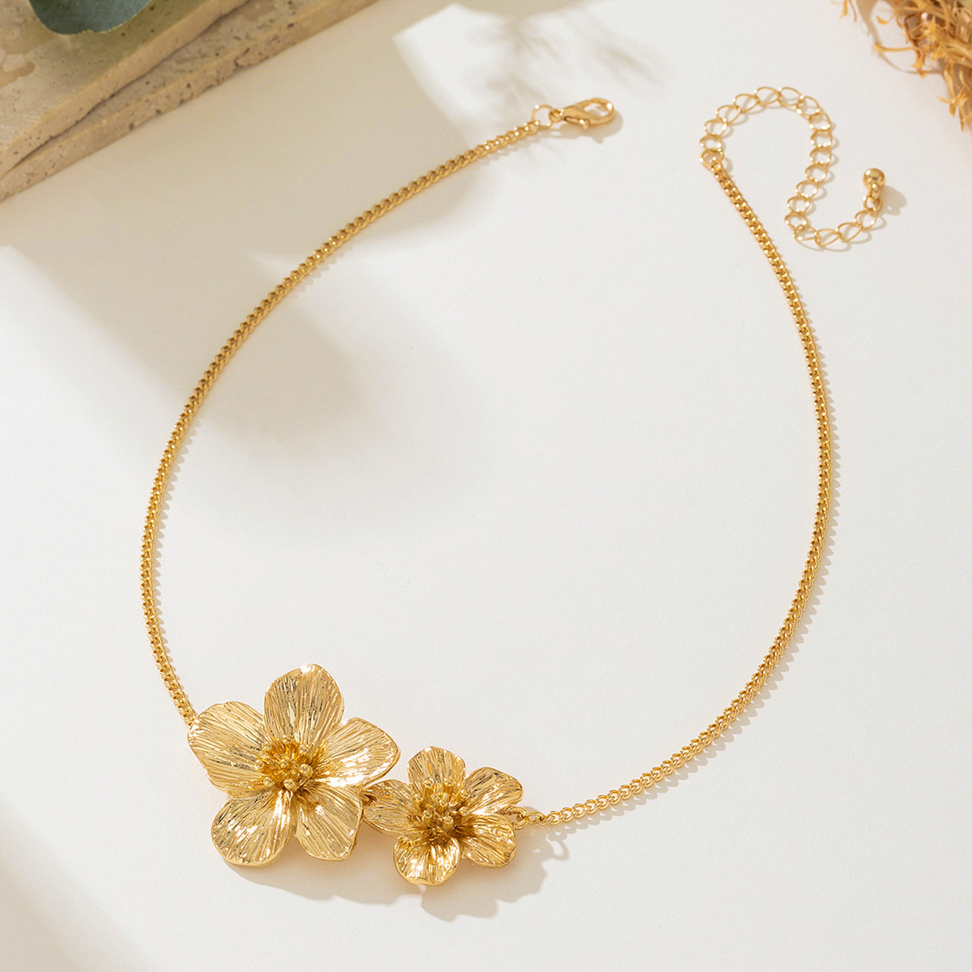 Elegant Flower Pendant Necklace Wrinkled Floral Clavicle Chain Statement Jewelry For Women 2