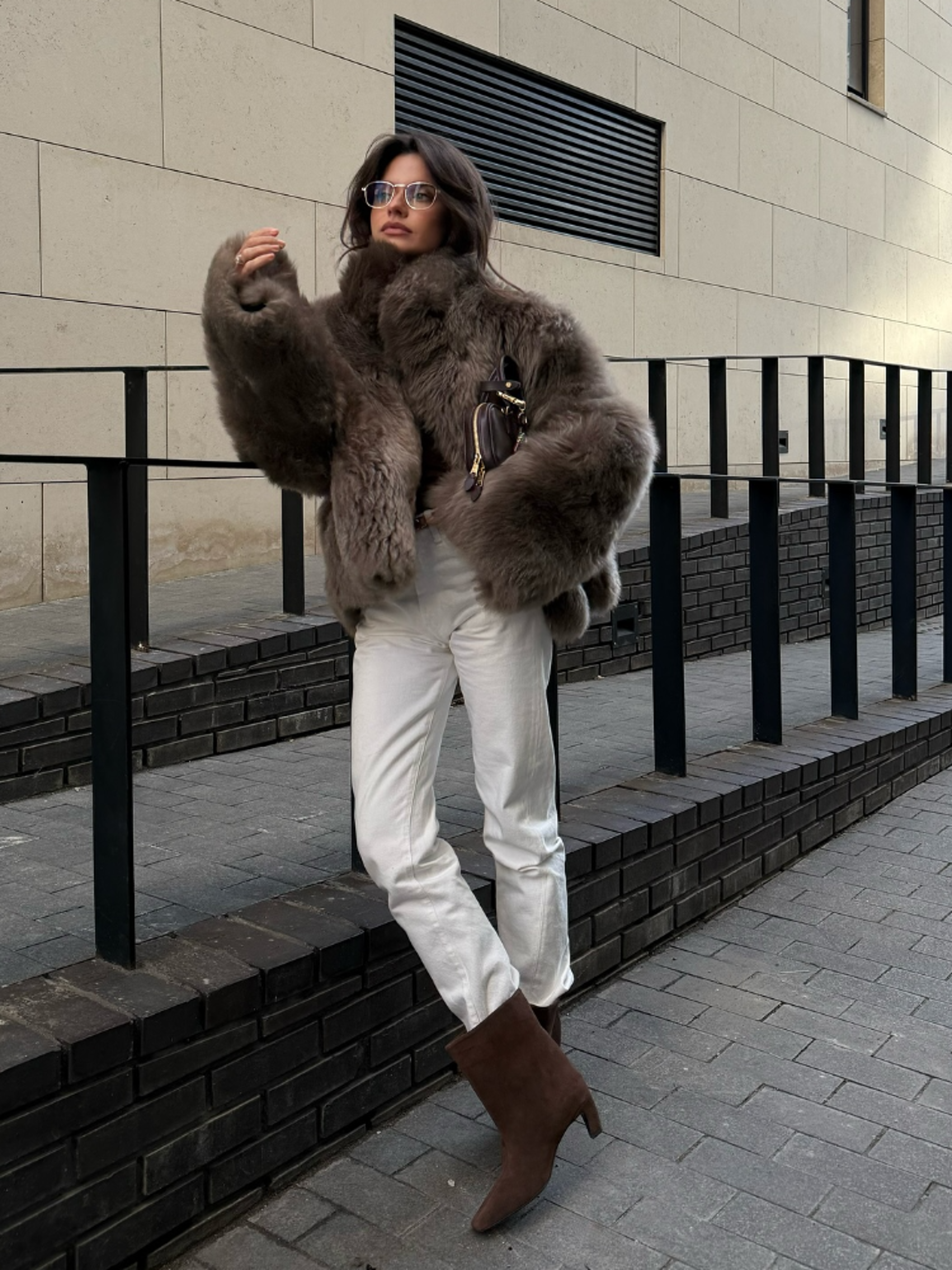 Chic Women's Furry Coat, Loose Fit with Stand Up Collar, Thick Warm Winter Outerwear, Solid Color Fashion – view 5