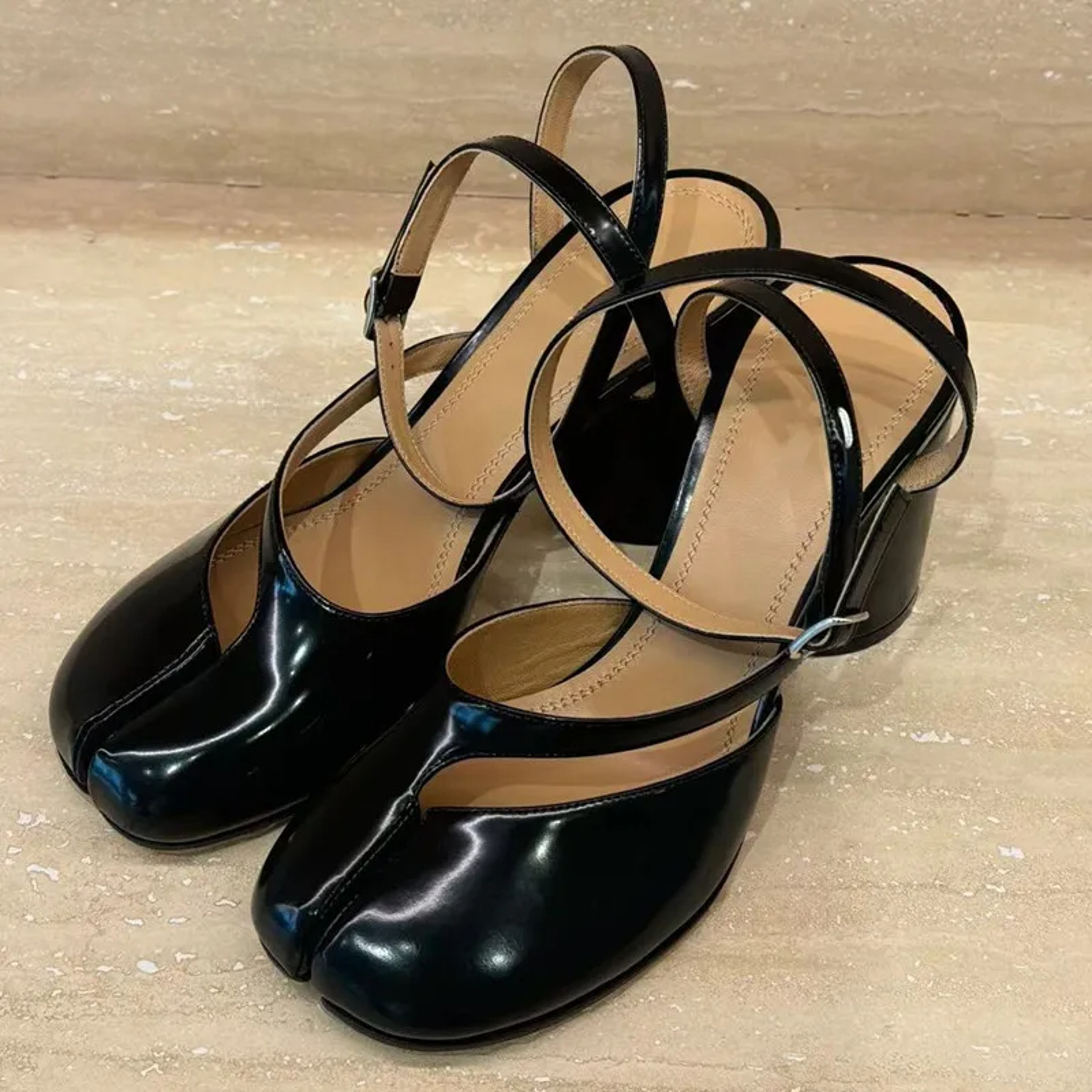 Elegant Designer Split Toe Patent Leather Chunk Heeled Sandals Womens Fashion Buckle Pumps  Mary Ja 0