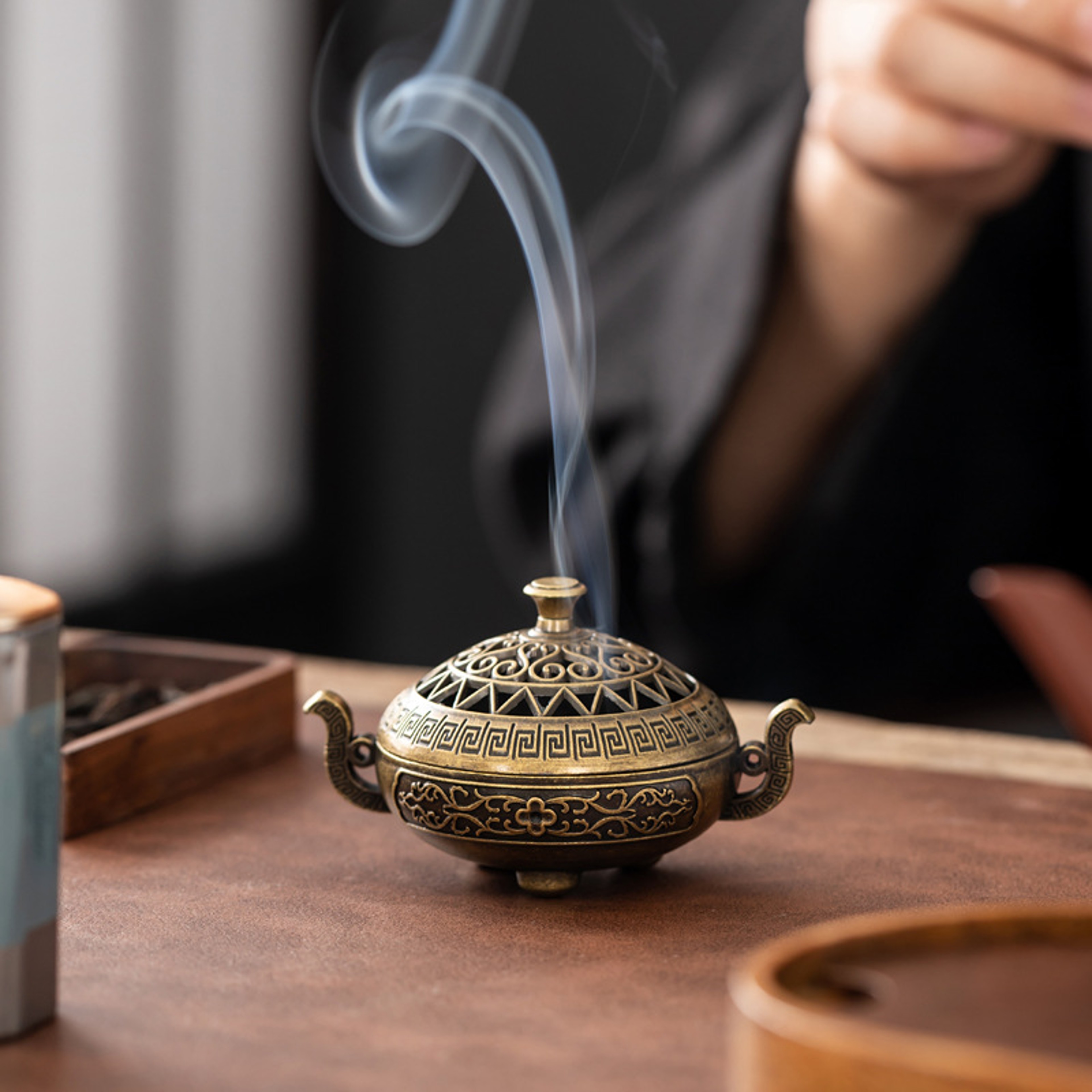 Mini Incense Burner, Three Legged Stove, Hollowed Out Pattern, Desktop Home Decoration, Indoor Stove Plate – view 1
